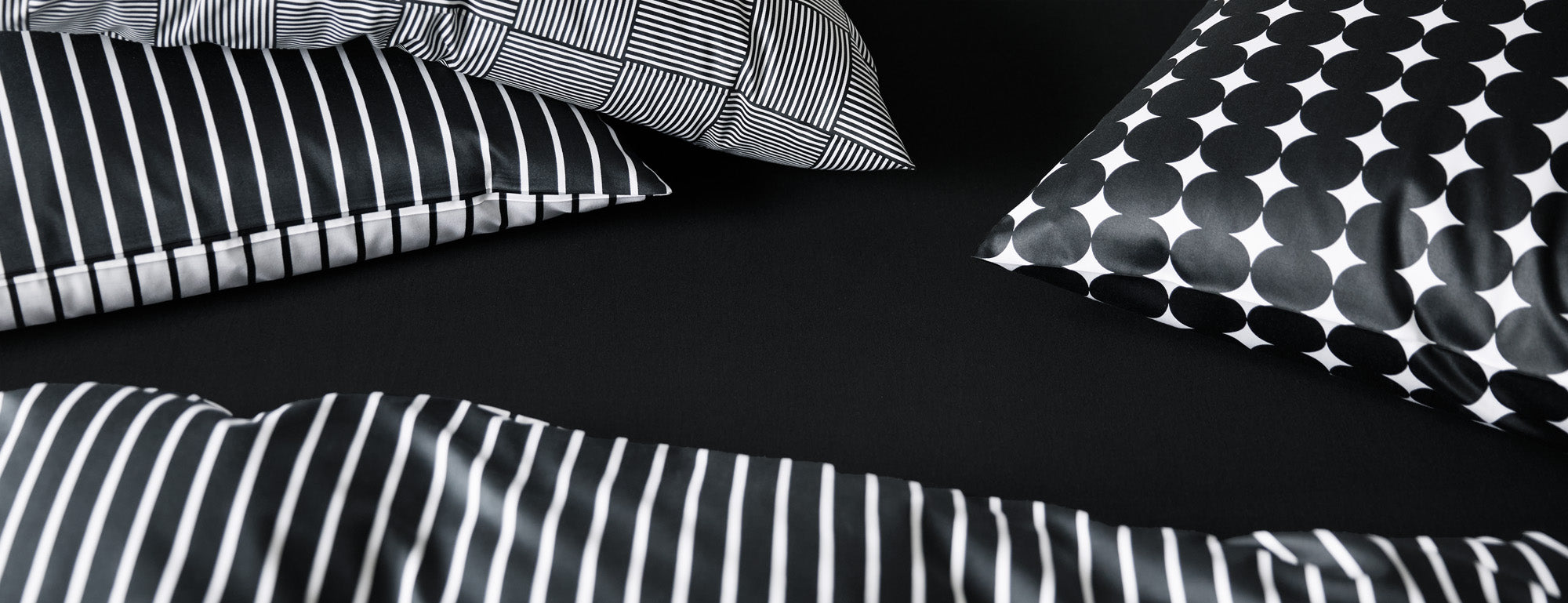 Satin Kissen Lined Crossover Bubbles Schwarz Weiß Kissenmix