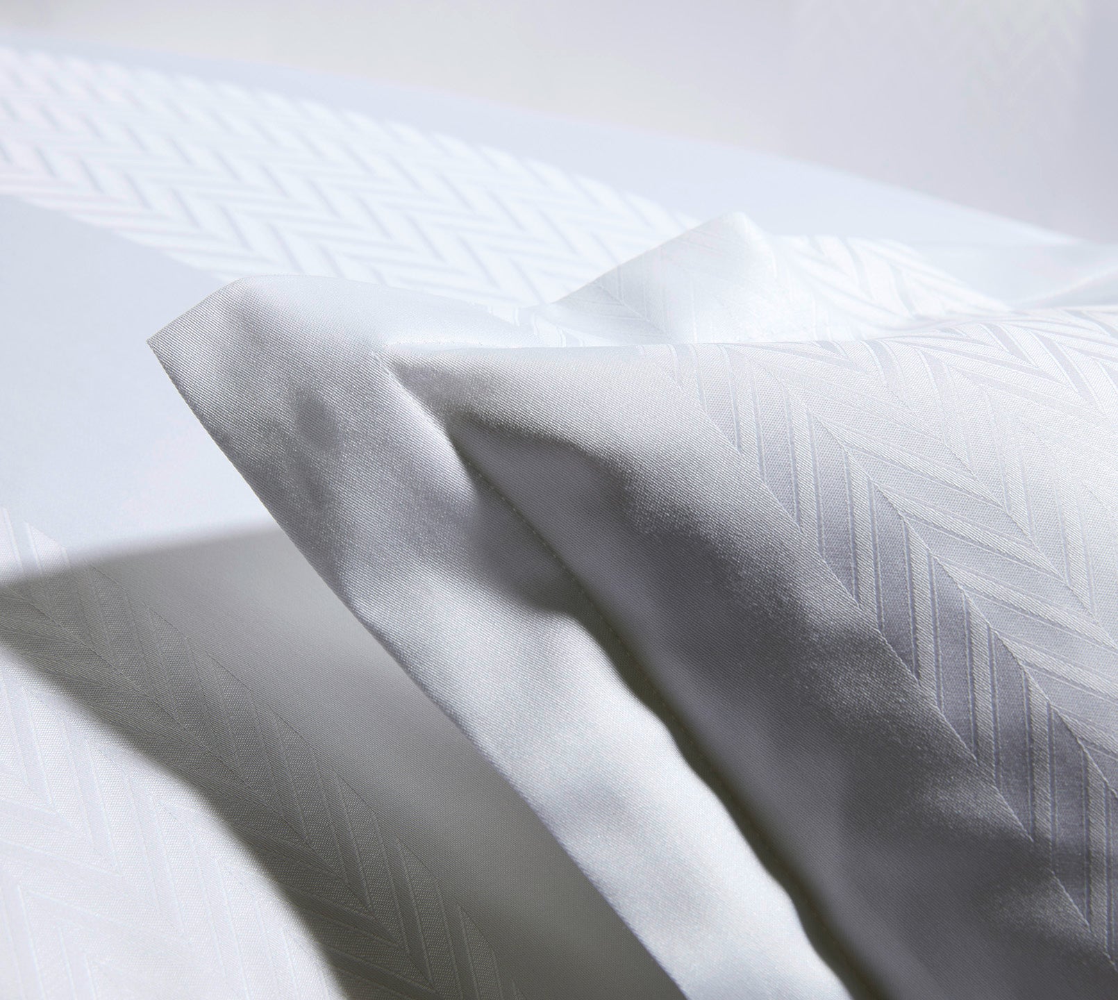 Jacquard Bettwäsche Metropolis in Weiß Fischgratstreifen Detail #farbe_Metropolis Weiß