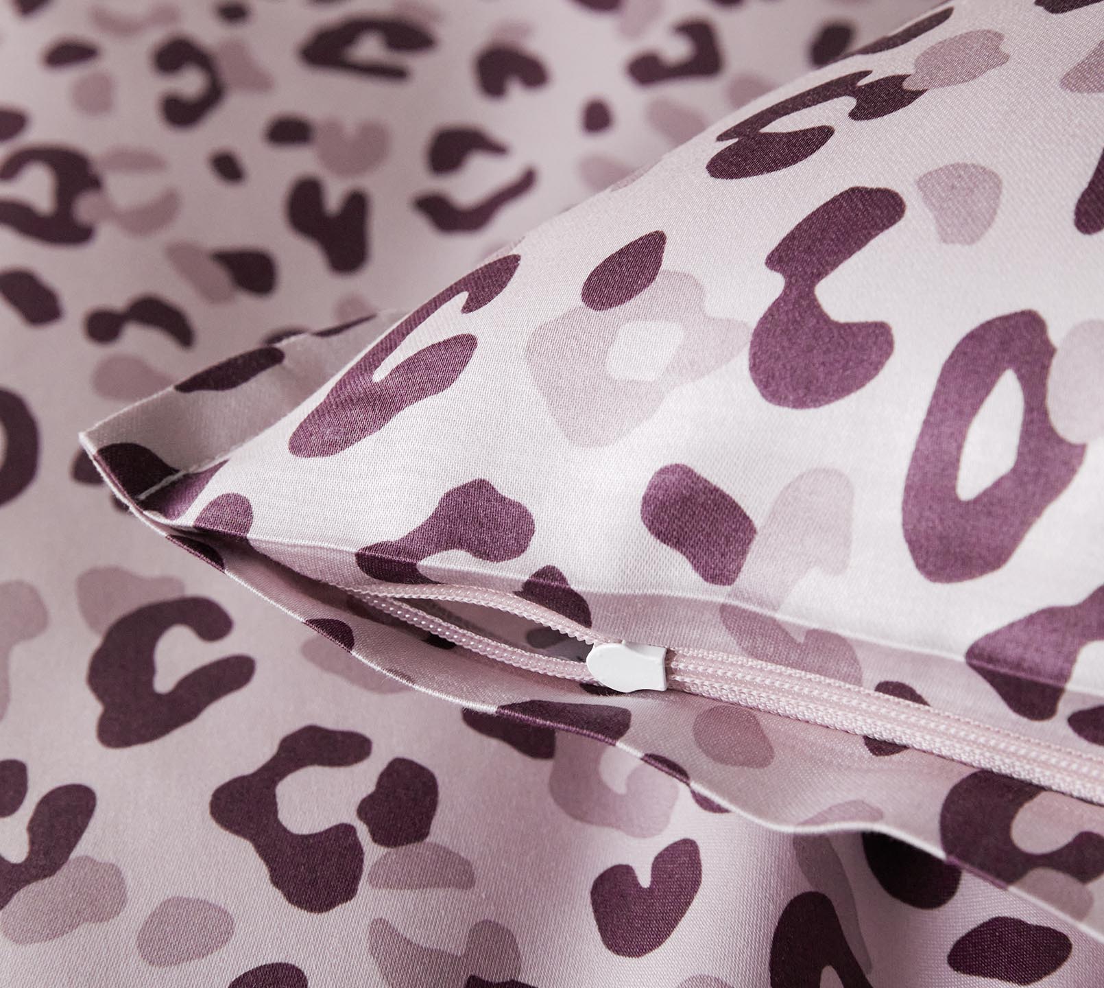 Satin Bettwäsche Leolook in Rose-Bordeaux Leoprint Reißverschluss #farbe_Leolook Rose-Bordeaux