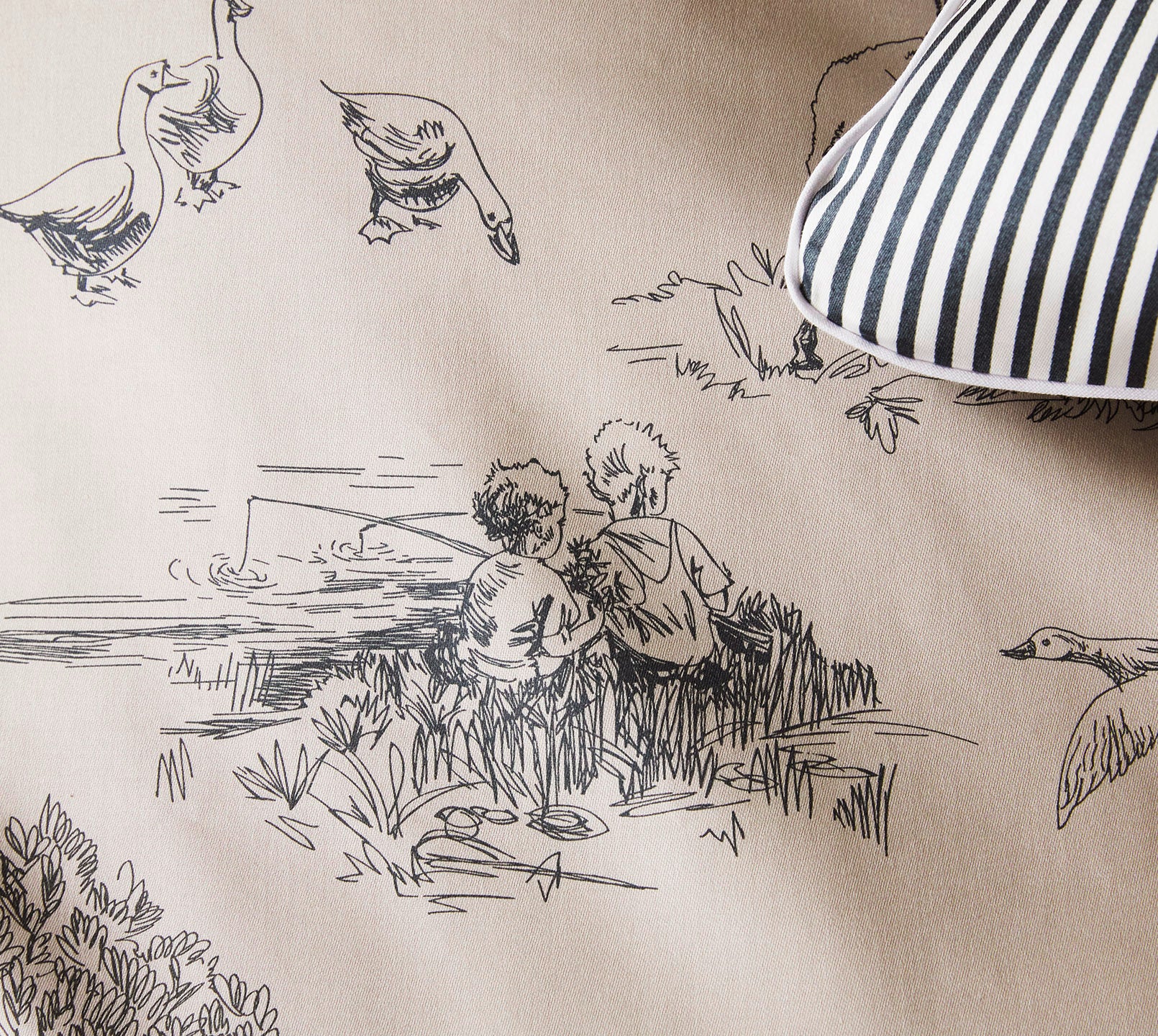 Satin Bettwäsche Toile de Jouy in Greige Landschaften Detail 1
#farbe_Toile de Jouy Greige