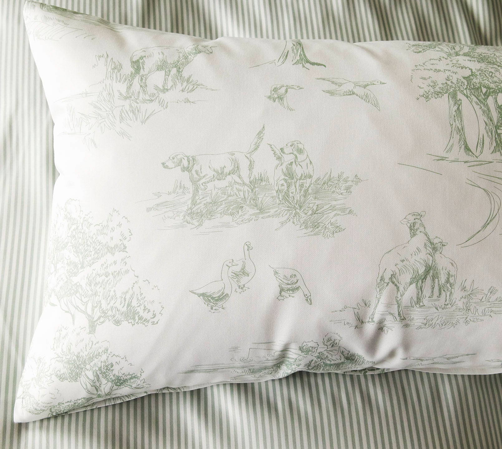 Satin Bettwäsche Toile de Jouy in Pistazie Landschaften Detail 1
#farbe_Toile de Jouy Pistazie
