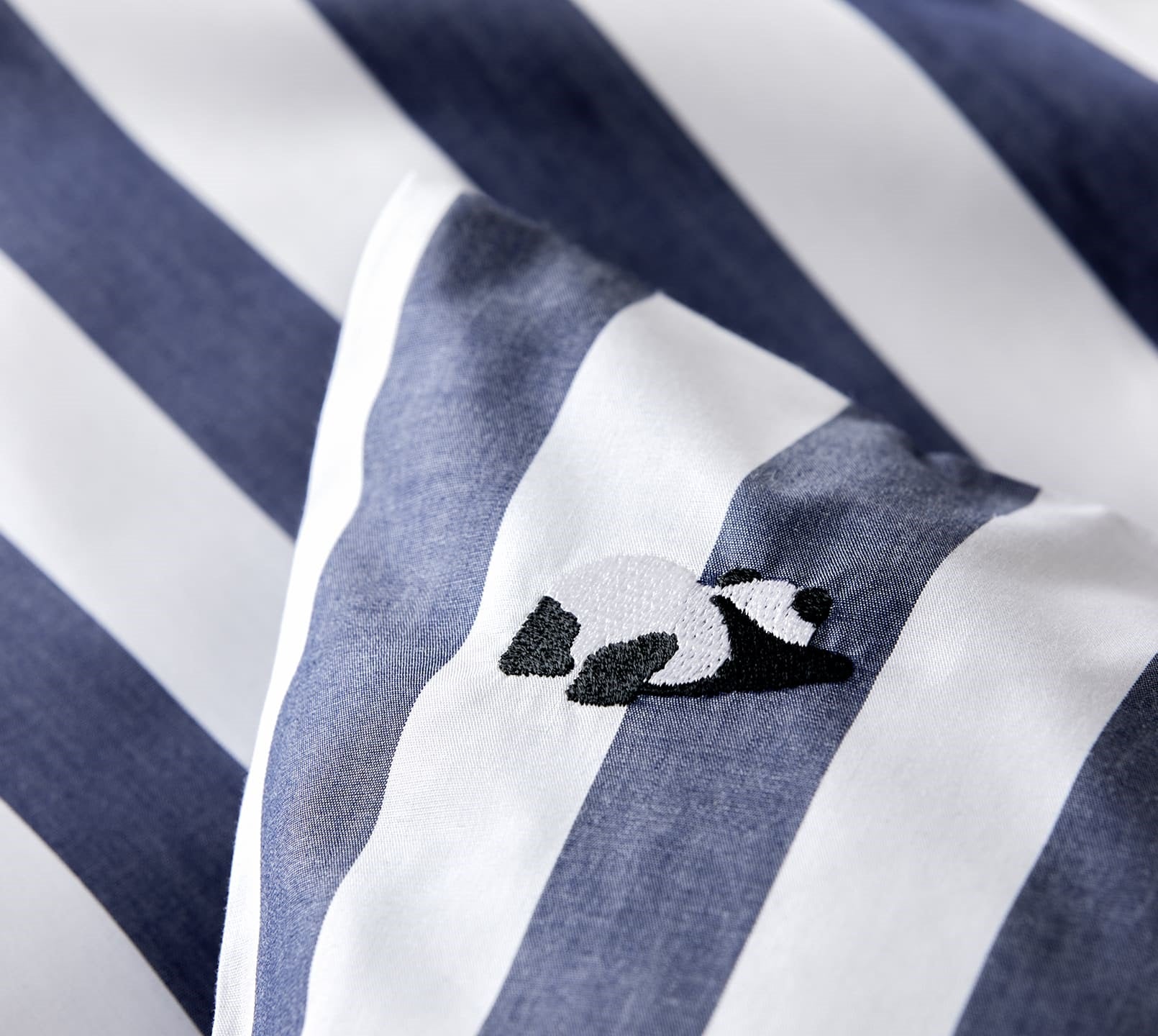 Web Perkal Kinderbettwäsche Happy Stripe in Dunkelblau Streifen Pandabärstickmotiv Detail #farbe_Happy Stripe Dunkelblau