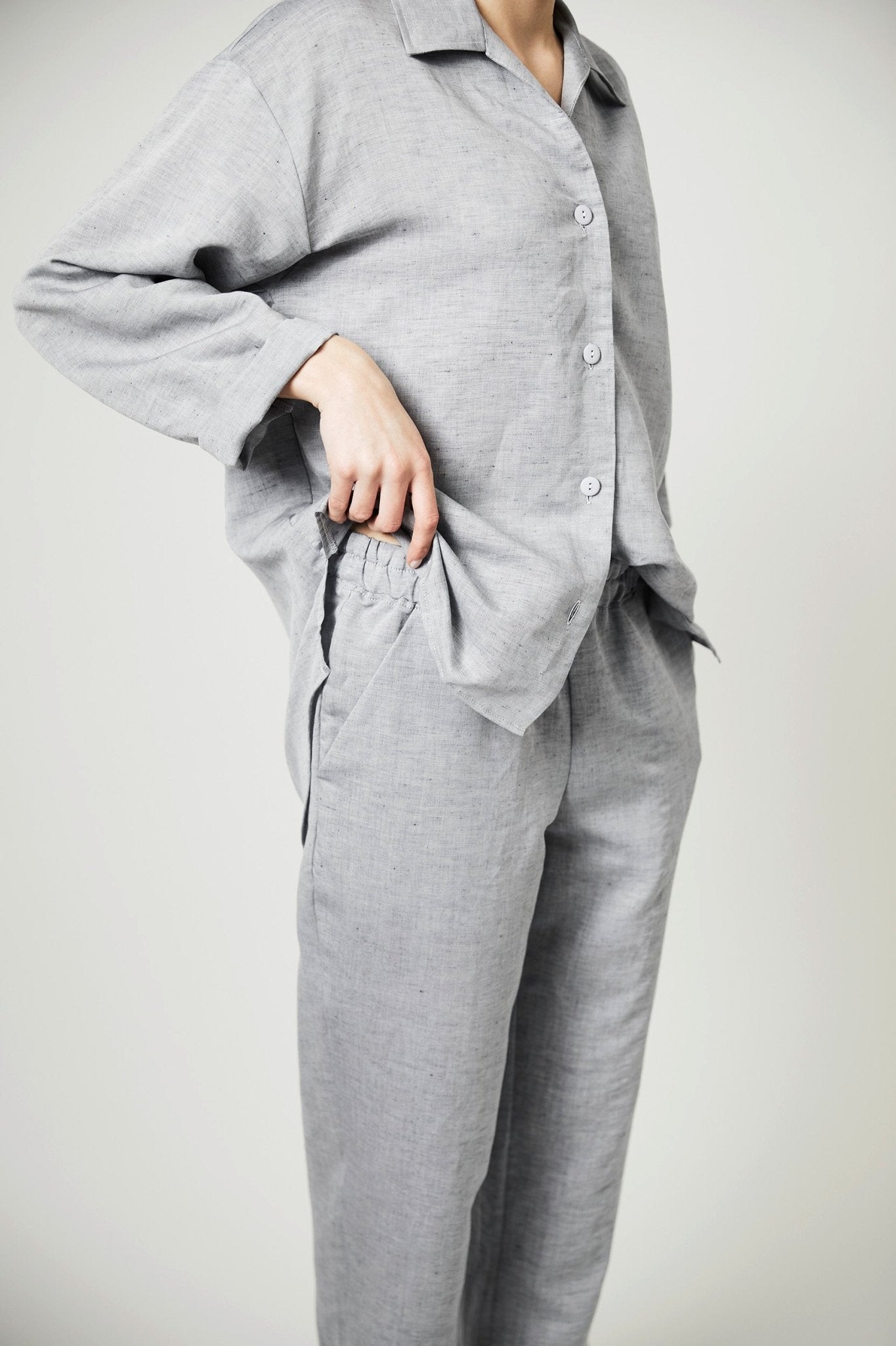 Halbleinen Homewear PJ Shirt in Dunkelgrau Model Bildausschnitt 2 #farbe_Dunkelgrau