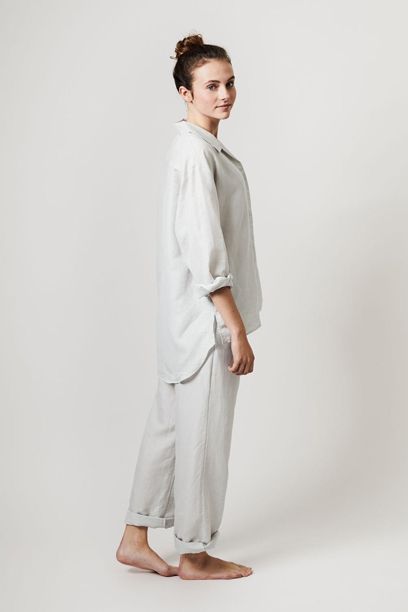 Halbleinen Homewear PJ Shirt in Kreide Model Bildausschnitt 1 #farbe_Kreide