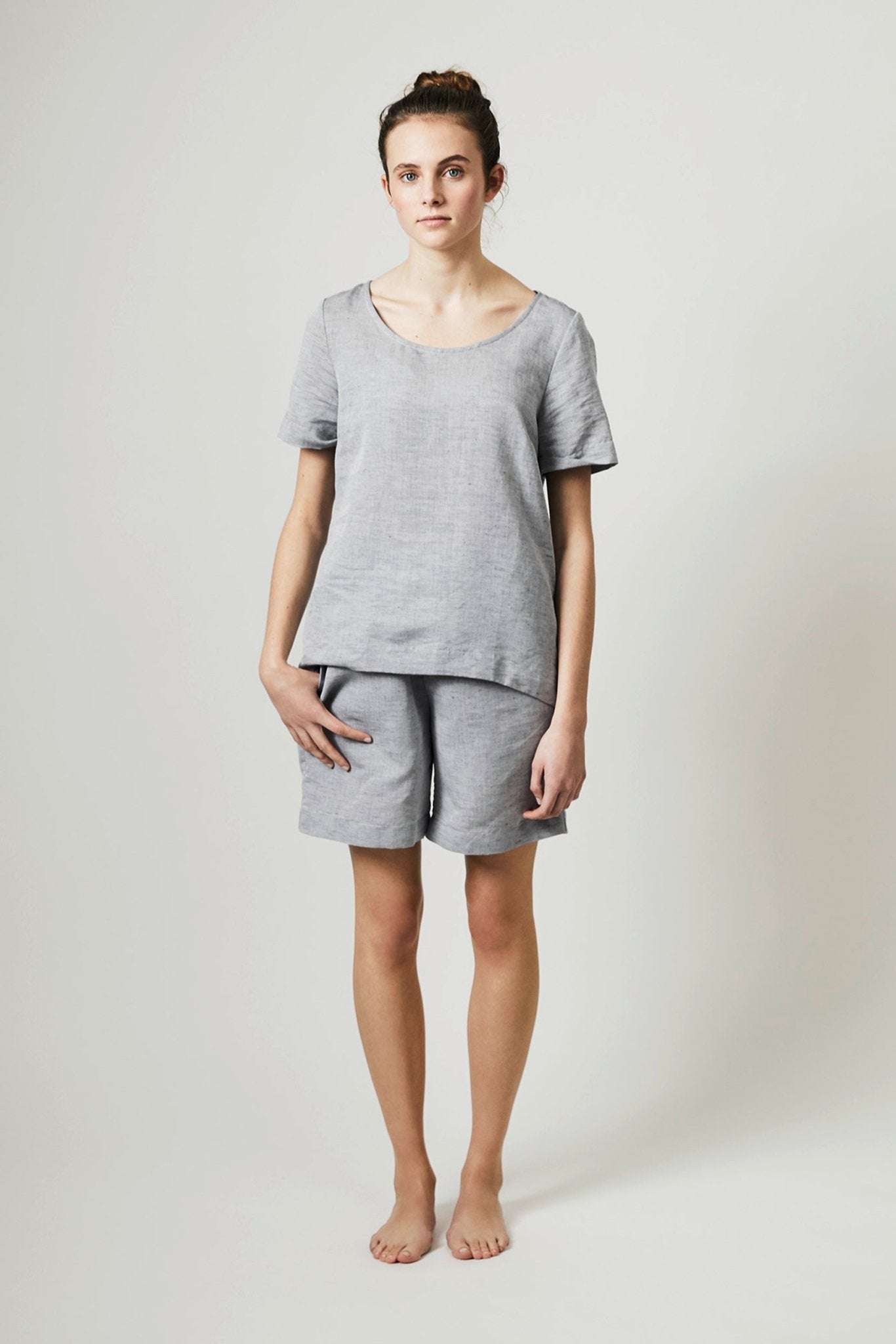 Halbleinen Homewear Shirt in Dunkelgrau Model 3 #farbe_Dunkelgrau