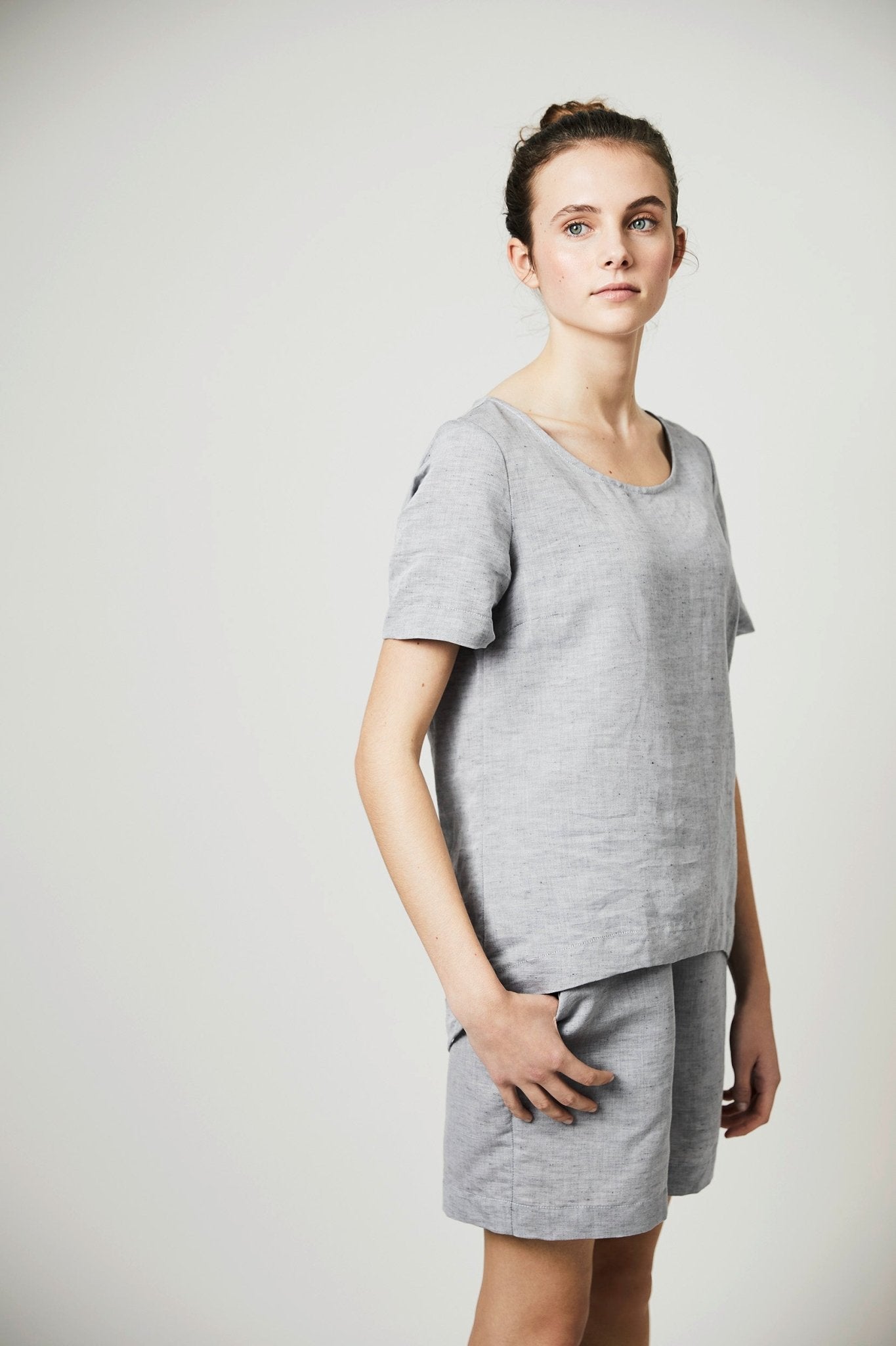 Halbleinen Homewear Shirt in Dunkelgrau Model 2 #farbe_Dunkelgrau