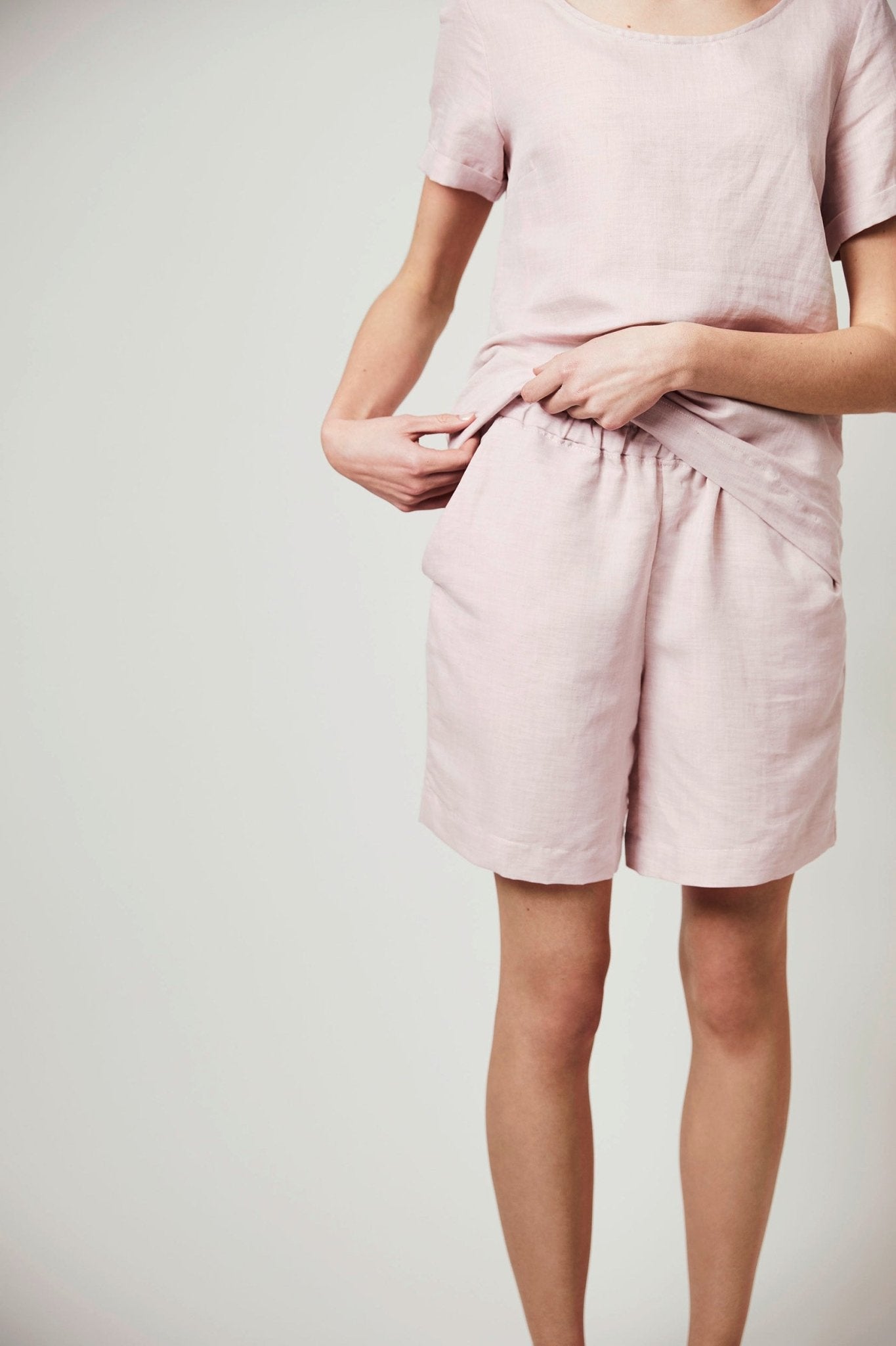 Halbleinen Homewear Shirt in Rose Model 2 #farbe_Rosé