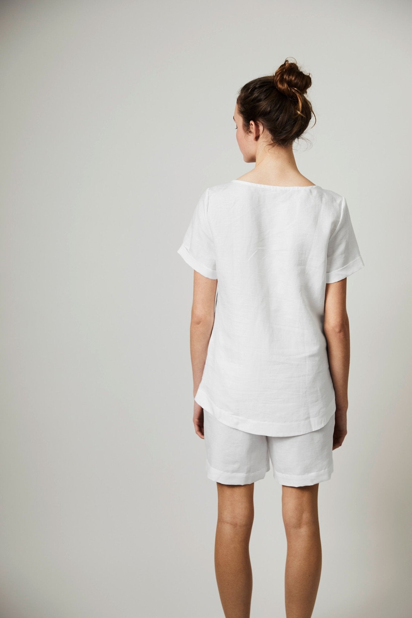 Halbleinen Homewear Shirt in Weiß Model 3 #farbe_Weiß