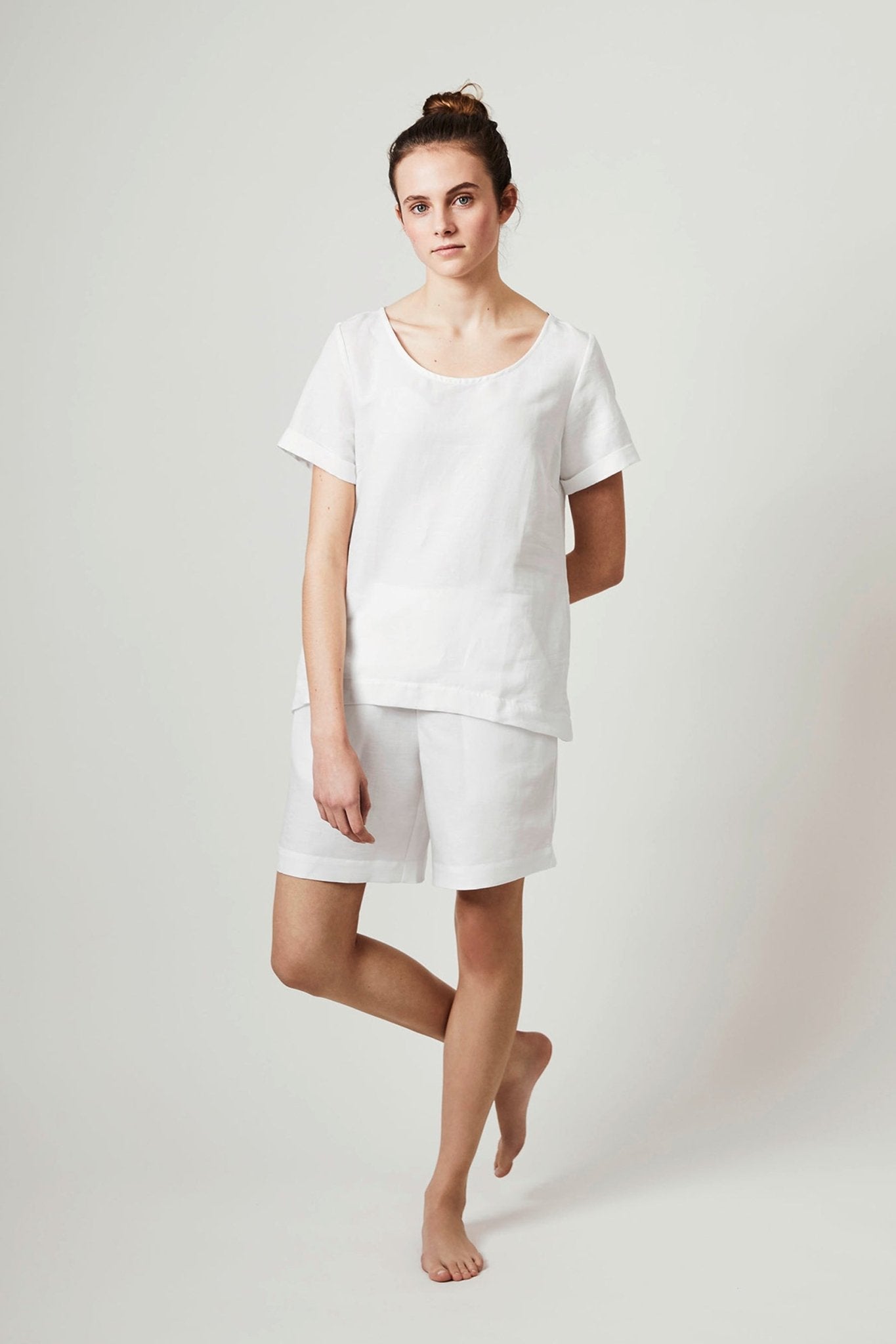 Halbleinen Homewear Shirt in Weiß Model 2 #farbe_Weiß