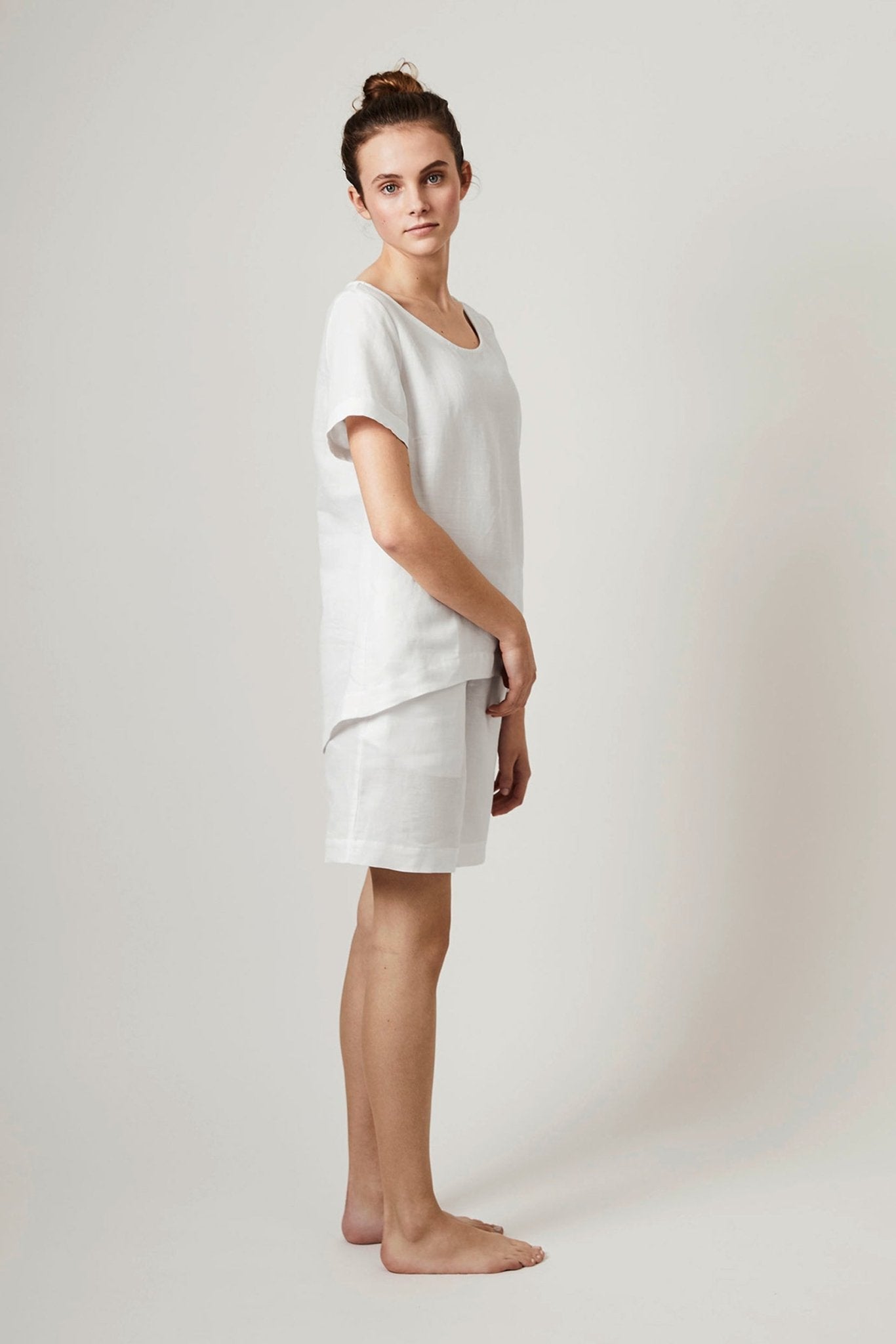 Halbleinen Homewear Shirt in Weiß Model 1 #farbe_Weiß