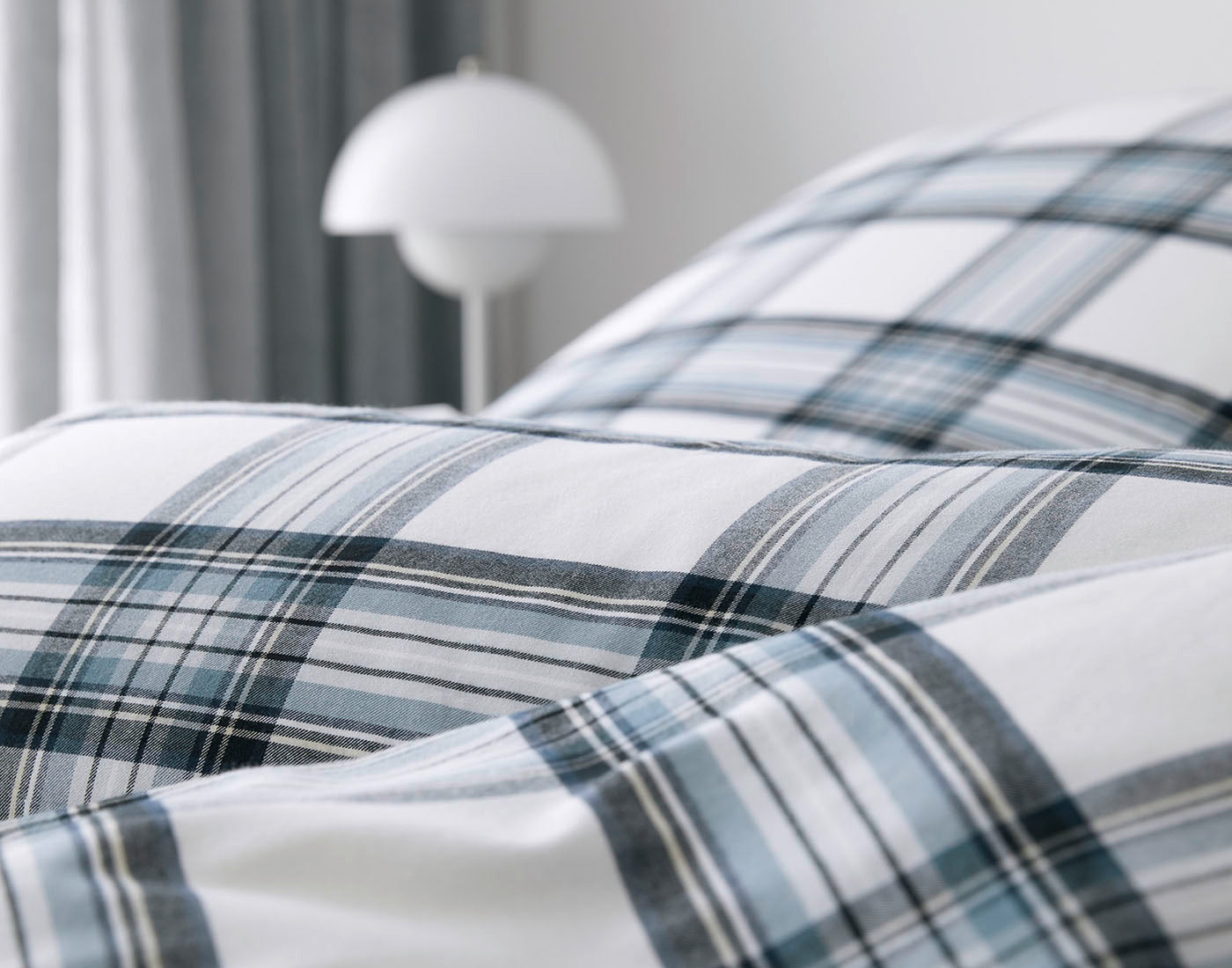 Softflanell Bettwäsche Westminster Rauchblau Detail Lampe