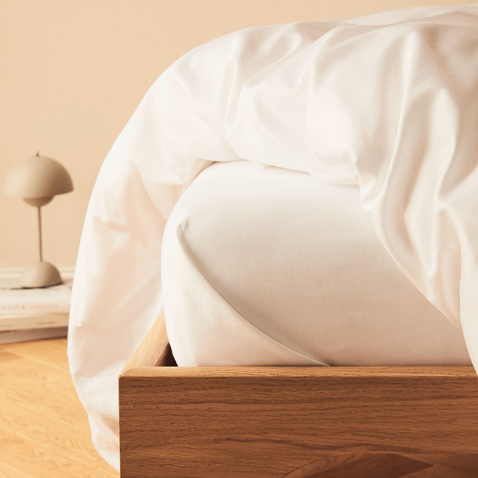 Satin Betttuch Weiß auf Bett