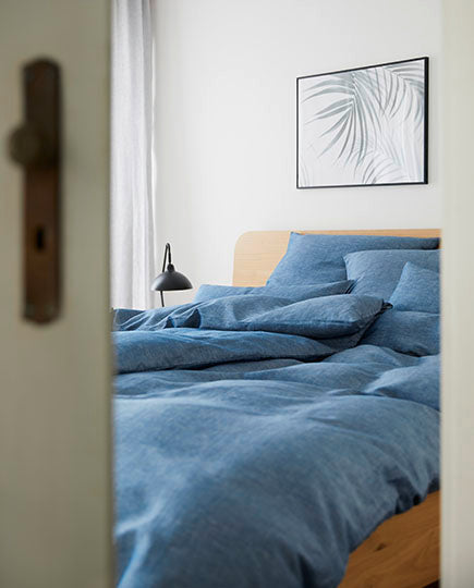 Halbleinen Bettwäsche Breezee blau Tür offen vom Schlafzimmer