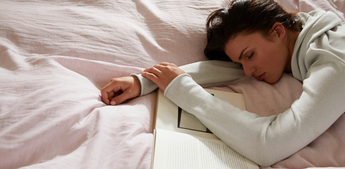 Halbleinen Homewear Rose Model liegt im Bett schlafend