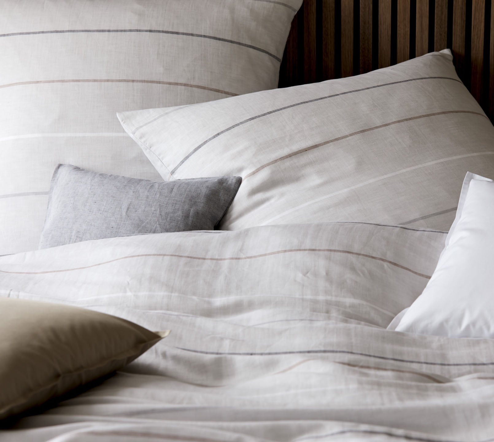  Halbleinen Bettwäsche Balance in Grau Detail 1 #farbe_Balance Greige