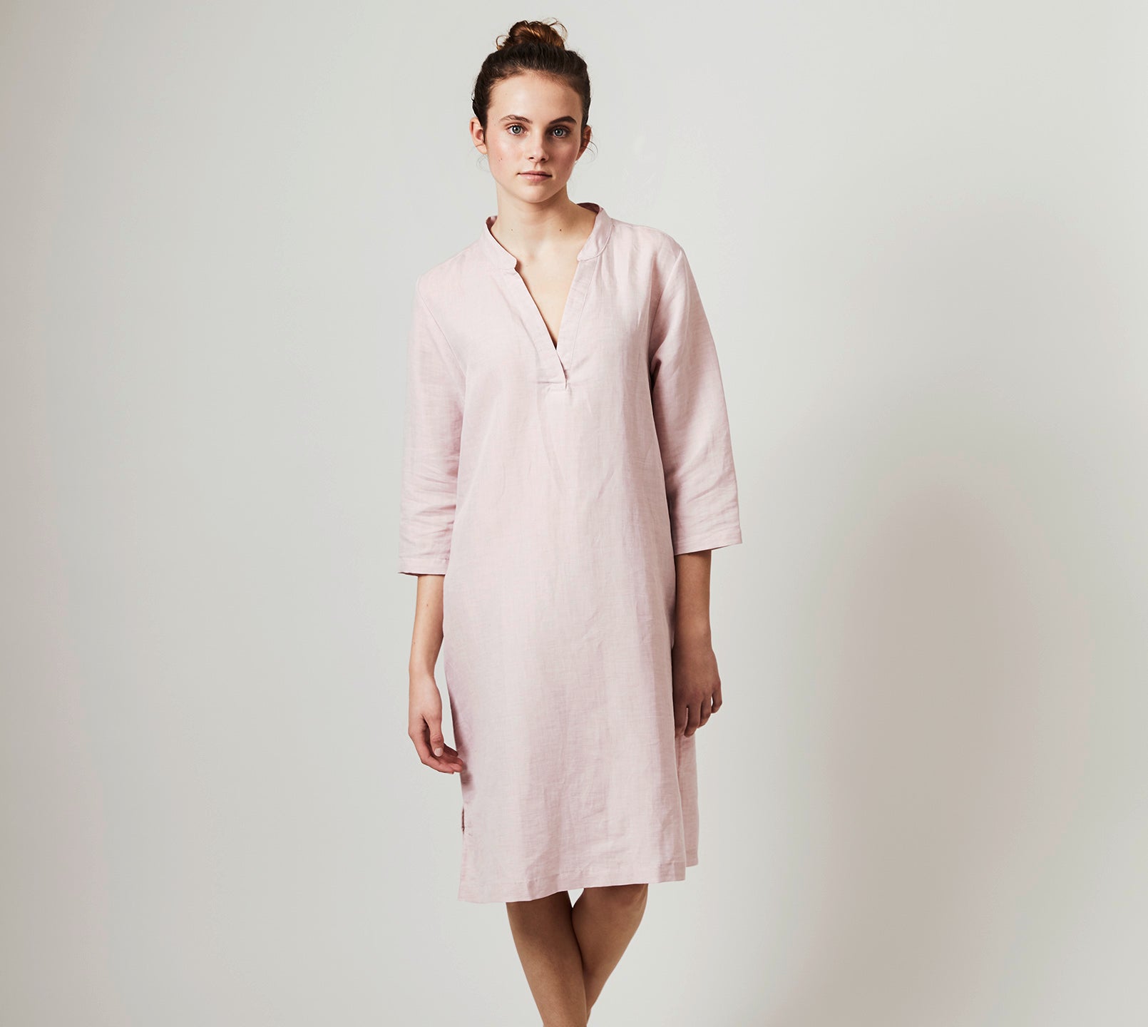 Halbleinen Homewear Tunika Dress in Rose Model #farbe_Rosé