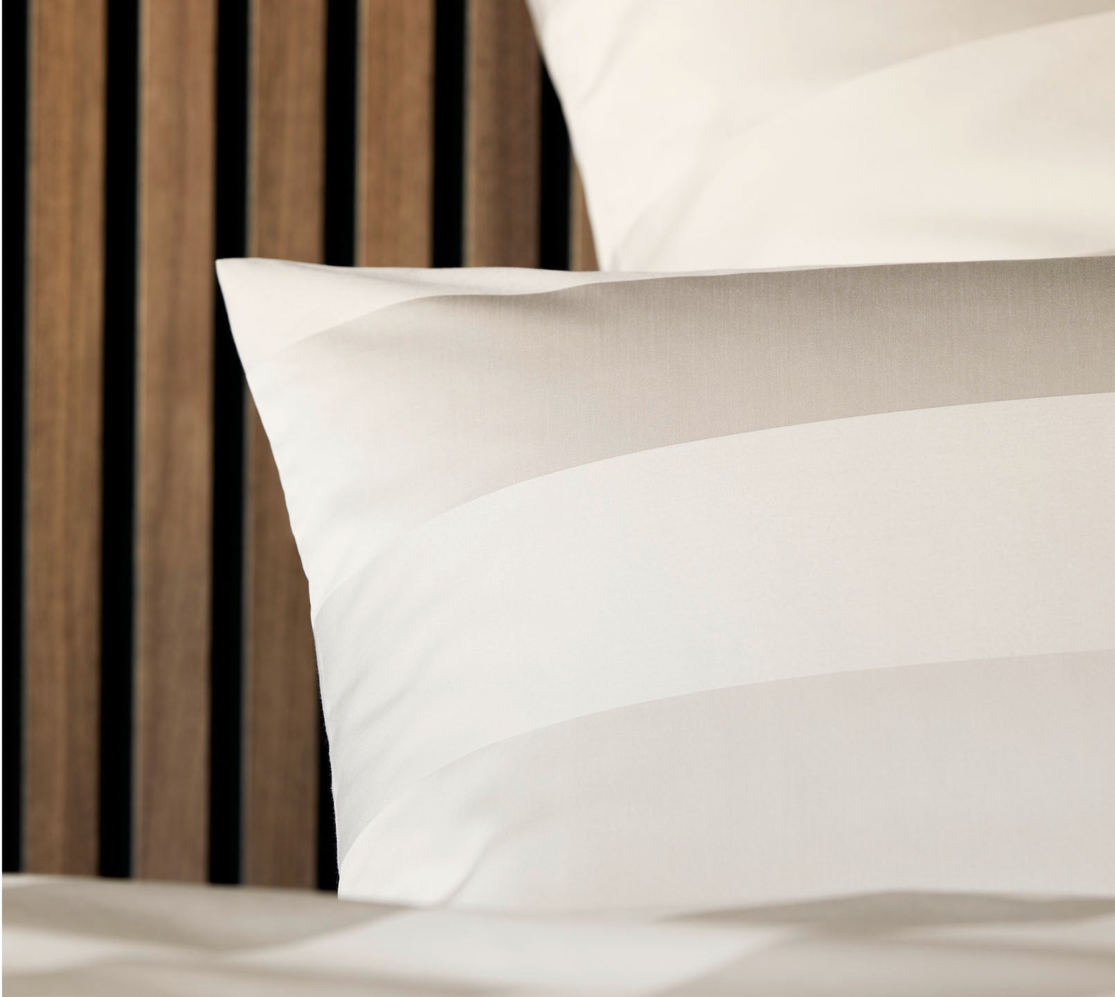 Jacquard Bettwäsche En Bloc in Beige Streifen Detail #farbe_En Bloc Kiesel