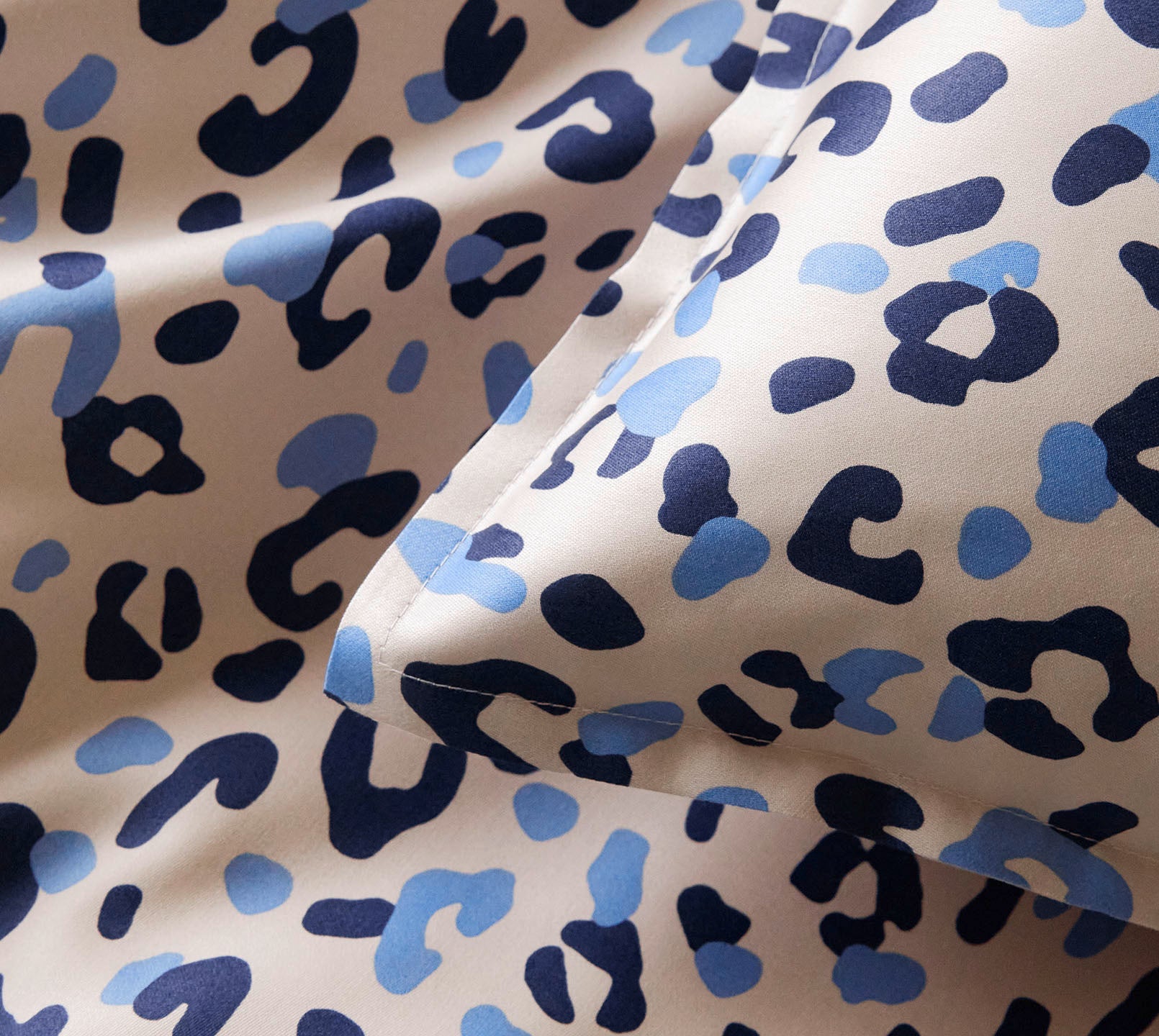 Satin Bettwäsche Leolook in Kobaltblau Leoprint Detail #farbe_Leolook Kobaltblau