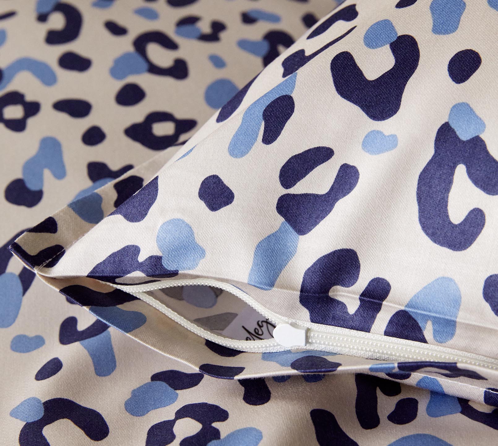Satin Bettwäsche Leolook in Kobaltblau Leoprint Reißverschluss #farbe_Leolook Kobaltblau