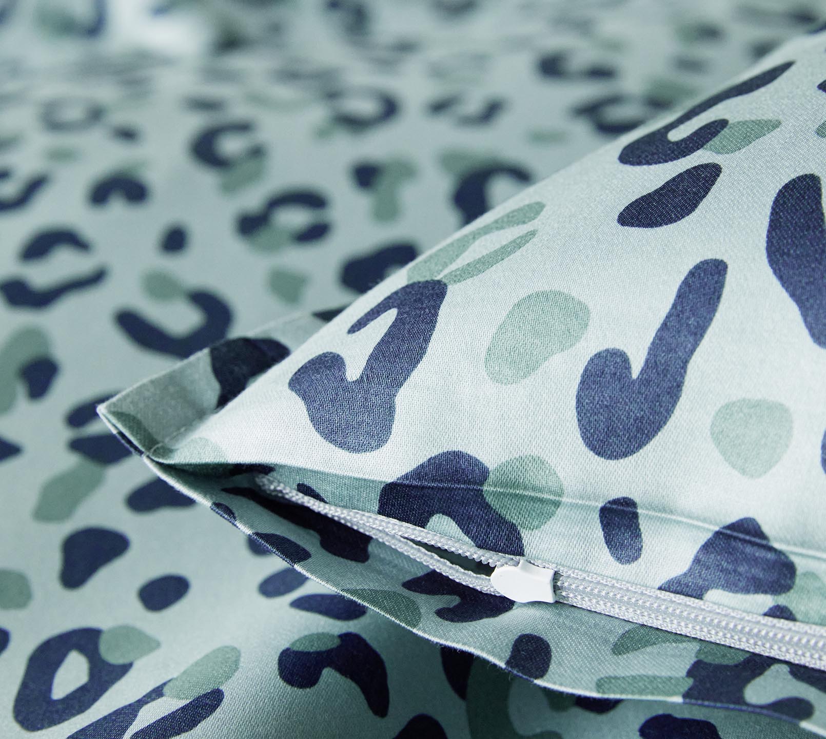Satin Bettwäsche Leolook in Aquagrün Leoprint Reißverschluss #farbe_Leolook Aquagrün