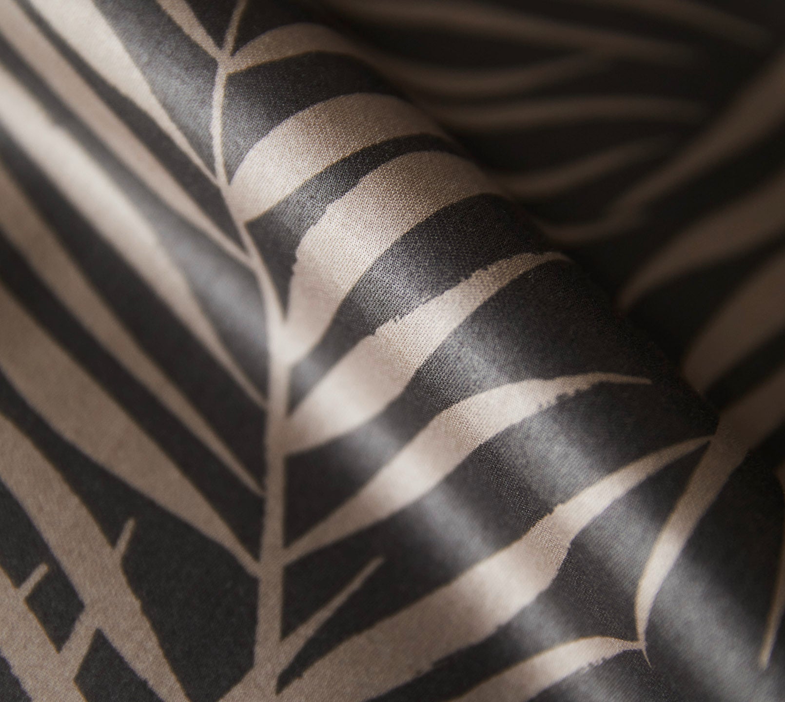 Satin Bettwäsche Maison Leaves in Gold Palmenblätter Material #farbe_Maison Leaves Basalt