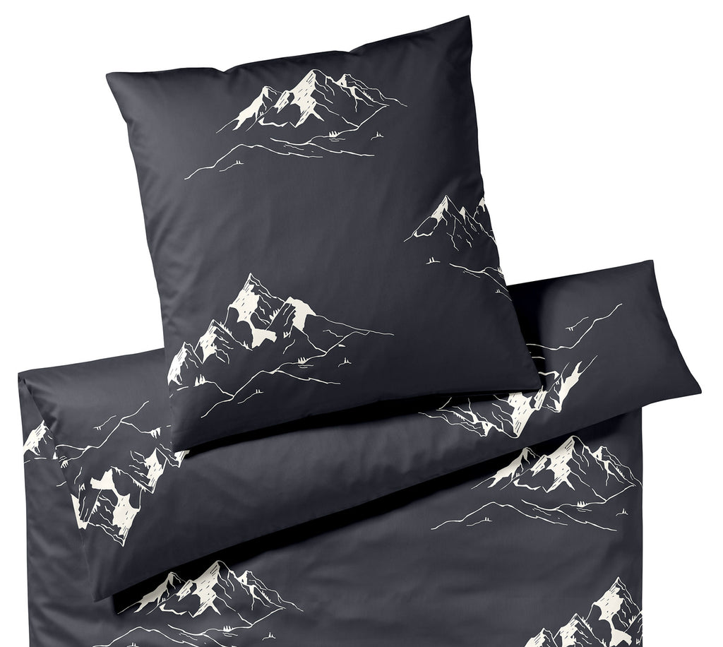 Satin Bettwäsche Mountain Top in Graphit Bergmotiv Freisteller #farbe_Graphit