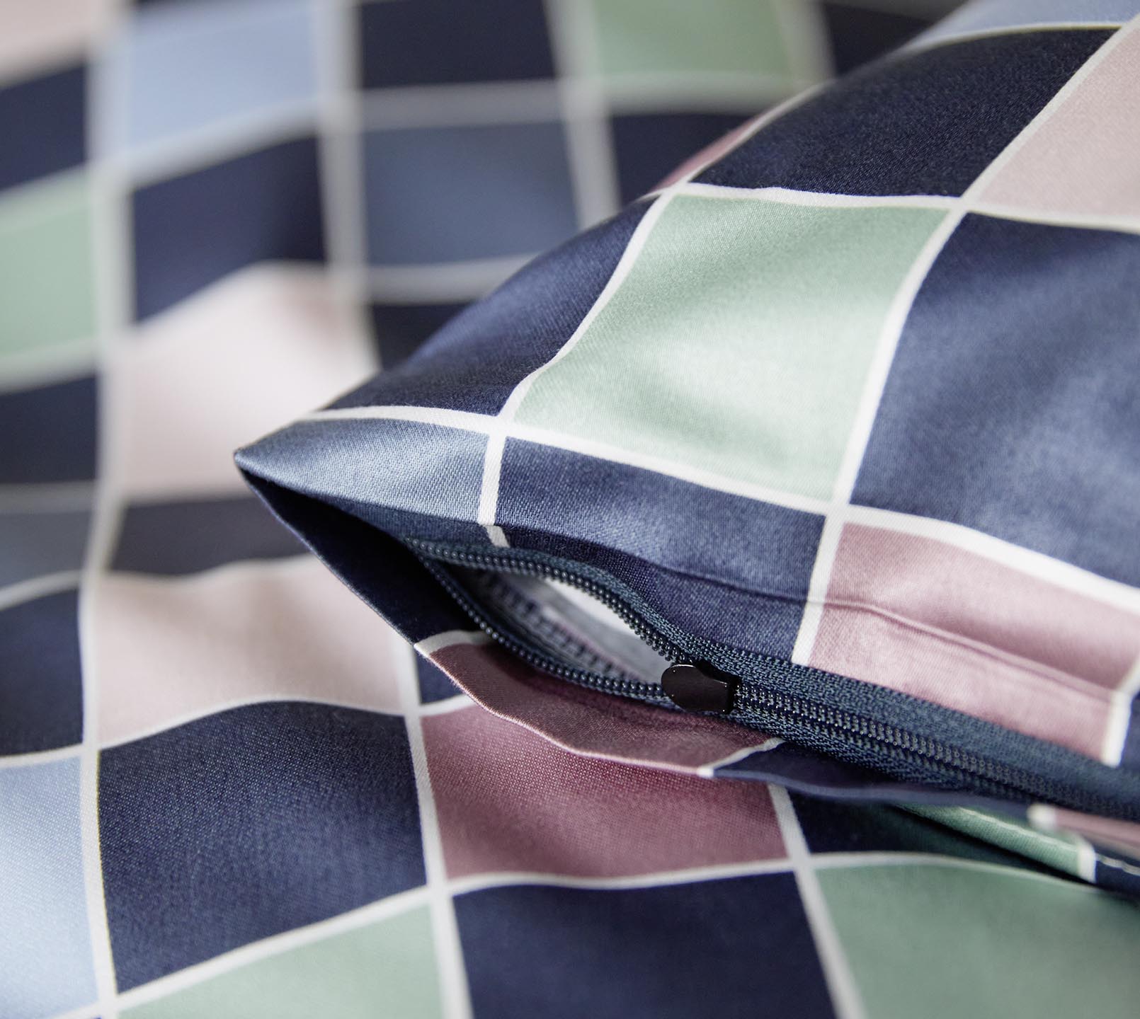 Satin Bettwäsche Scrabble in Nachtblau Karo Reißverschluss #farbe_Scrabble Nachtblau