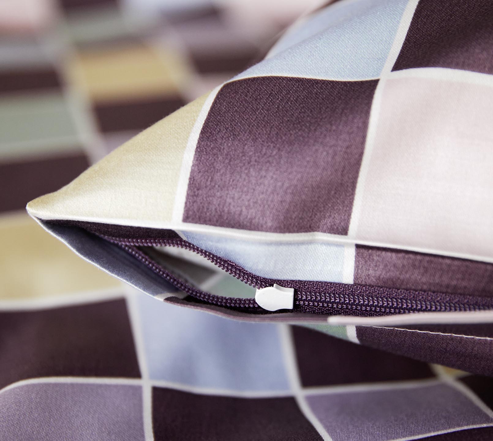 Satin Bettwäsche Scrabble in Merlot Karo Reißverschluss #farbe_Scrabble Merlot