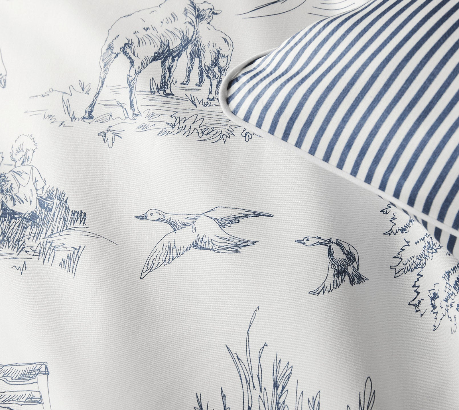 Satin Bettwäsche Toile de Jouy in Marine Landschaften Detail 2 
#farbe_Toile de Jouy Marine