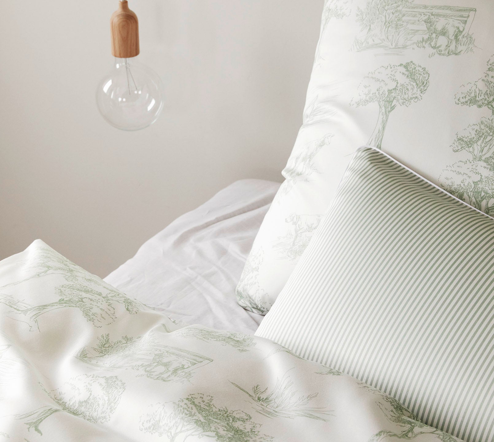 Satin Bettwäsche Toile de Jouy in Pistazie Landschaften Detail 3 
#farbe_Toile de Jouy Pistazie