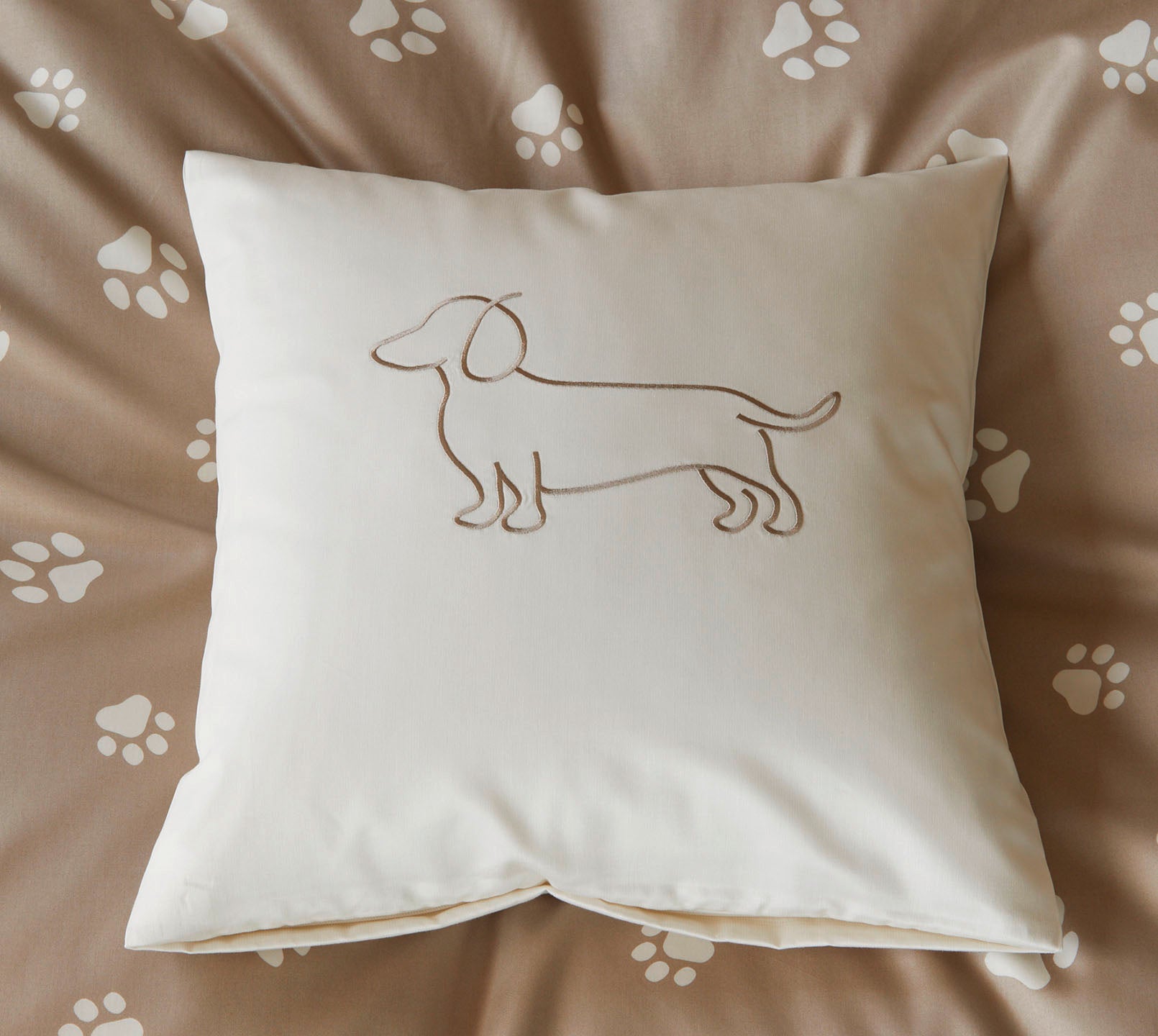 Satin Kissen Companion in Natur-Beige Hundesilhouette Stickerei Schlafzimmer #farbe_Companion Natur-Beige Kissen