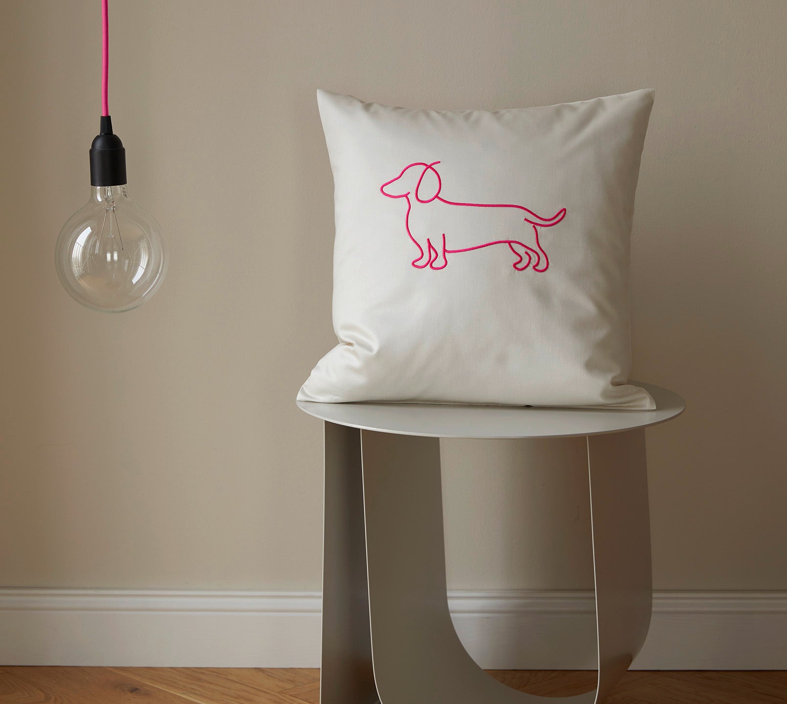 Satin Kissen Companion in Pink Hundesilhouette Stickerei Detail #farbe_Companion Pink Kissen