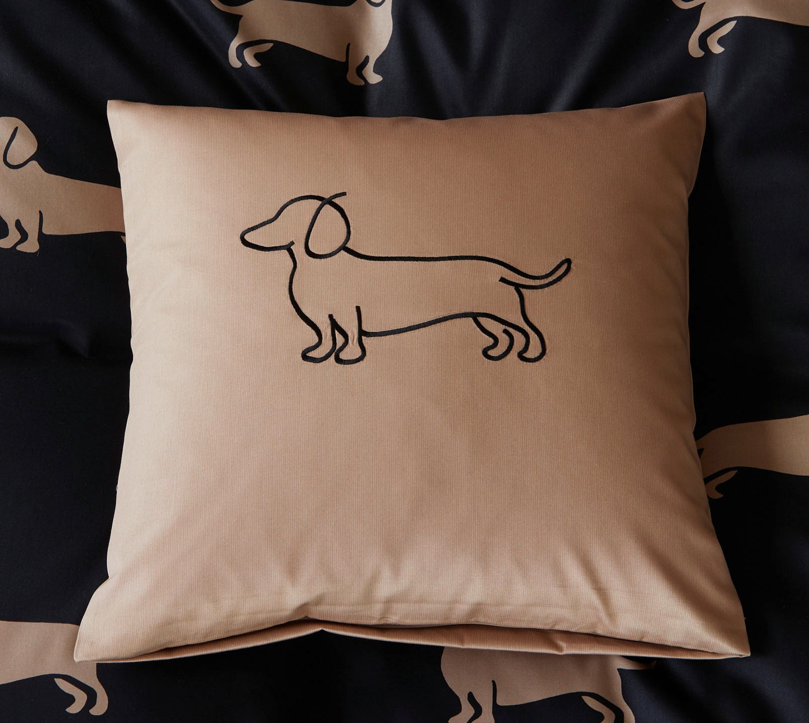 Satin Kissen Companion in Schwarz-Beige Hundesilhouette Stickerei Schlafzimmer #farbe_Companion Schwarz-Beige Kissen