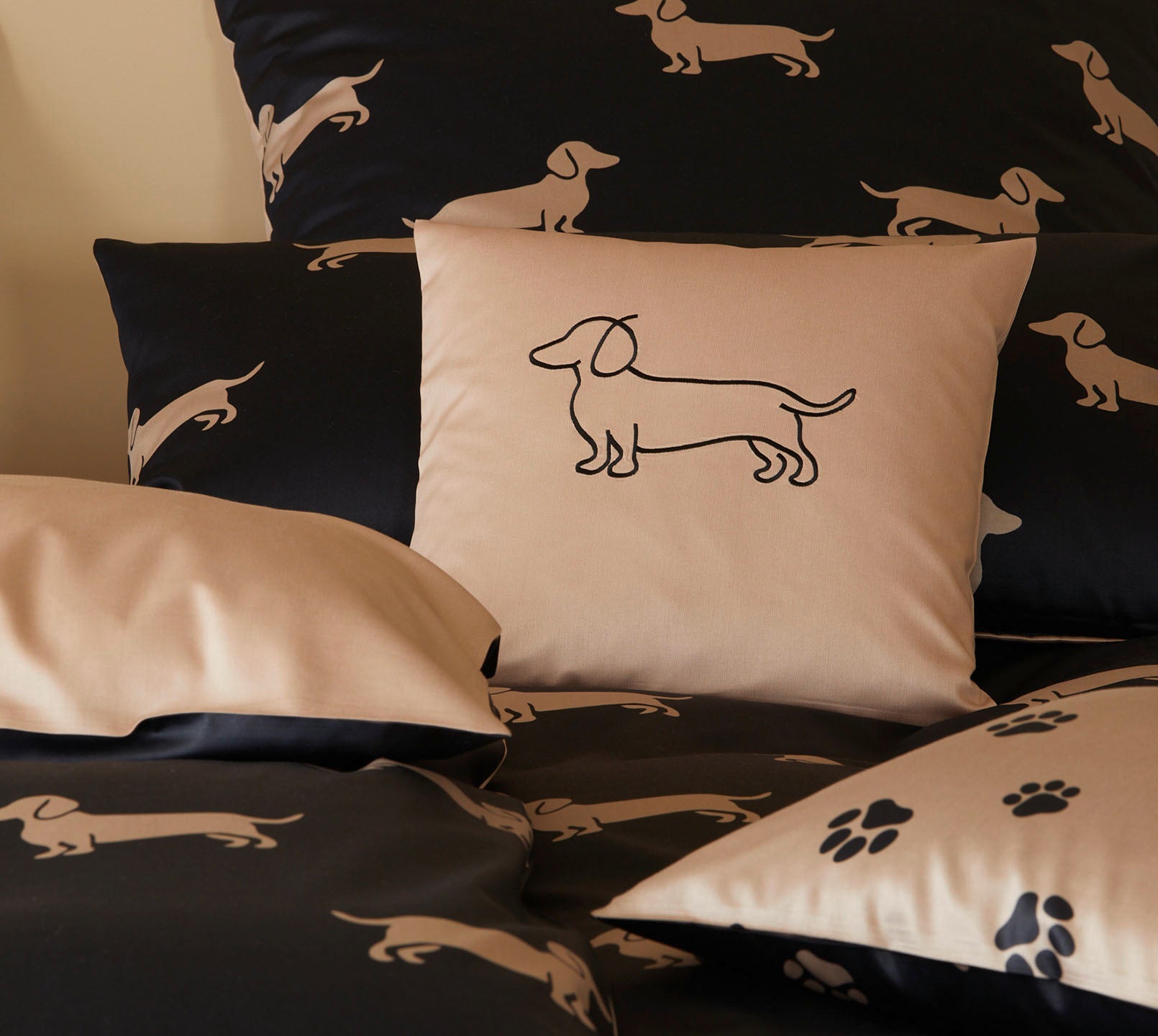 Satin Wende-Bettwäsche Dogs in Natur-Beige Hundepfoten Detail 2 #farbe_Dogs Schwarz-Beige