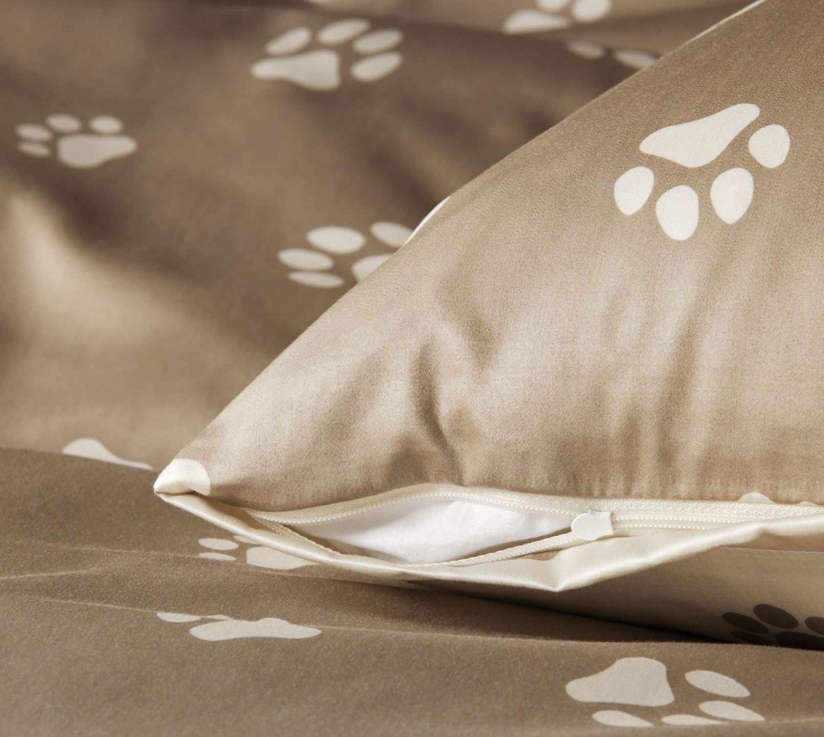 Satin Wende-Bettwäsche Paws in Natur-Beige Hundepfoten Reißverschluss #farbe_Paws Natur-Beige
