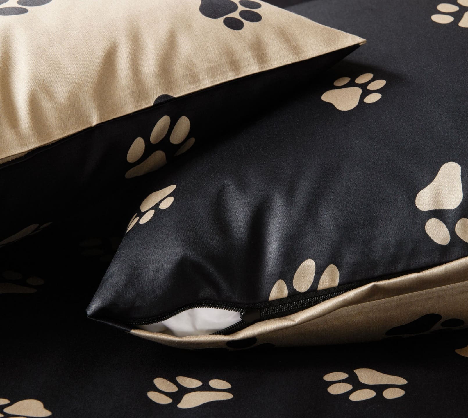 Satin Wende-Bettwäsche Paws in Natur-Beige Hundepfoten Reißverschluss #farbe_Paws Schwarz-Beige
