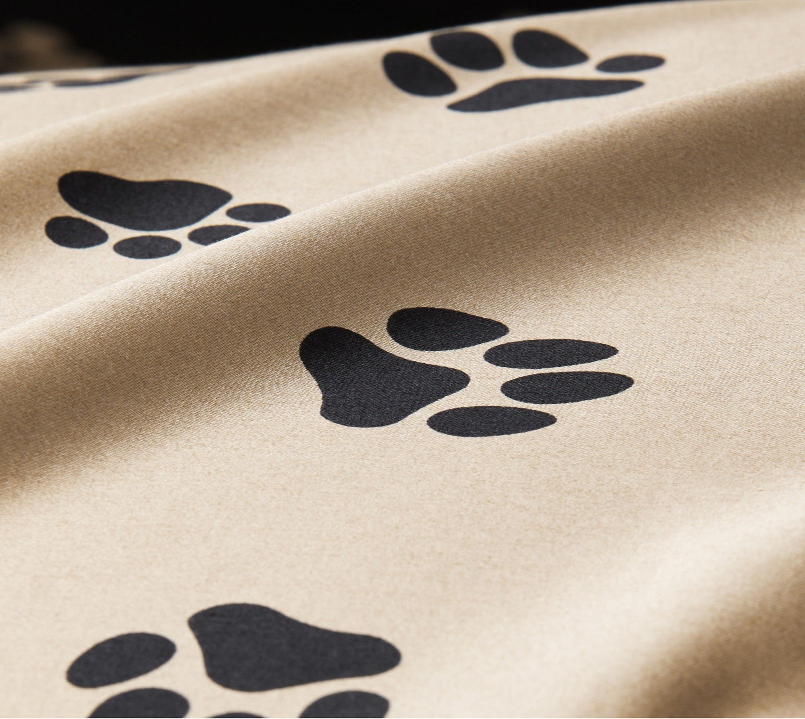 Satin Wende-Bettwäsche Paws in Schwarz-Beige Hundepfoten Detail 1 #farbe_Paws Schwarz-Beige