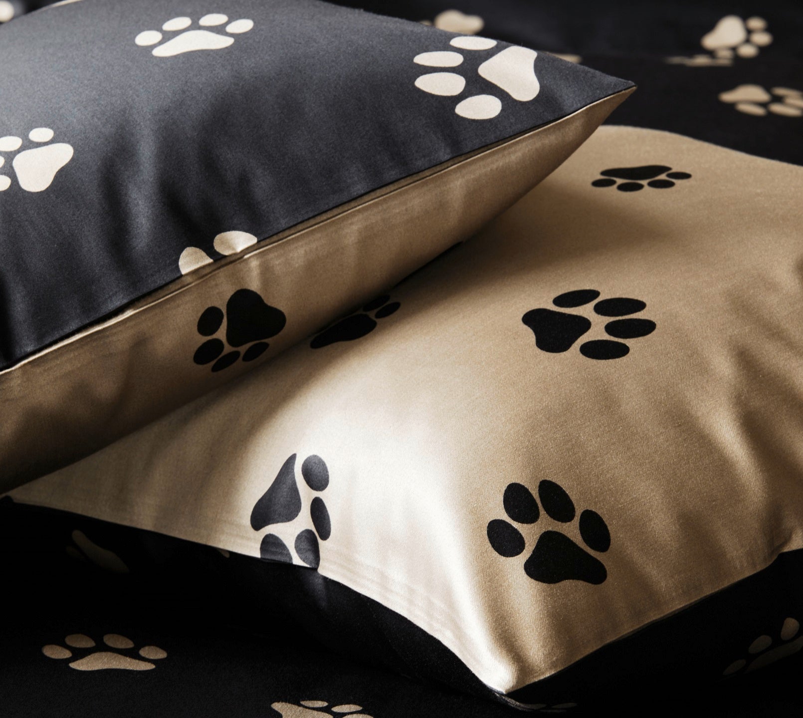 Satin Wende-Bettwäsche Paws in Schwarz-Beige Hundepfoten Detail 2 #farbe_Paws Schwarz-Beige