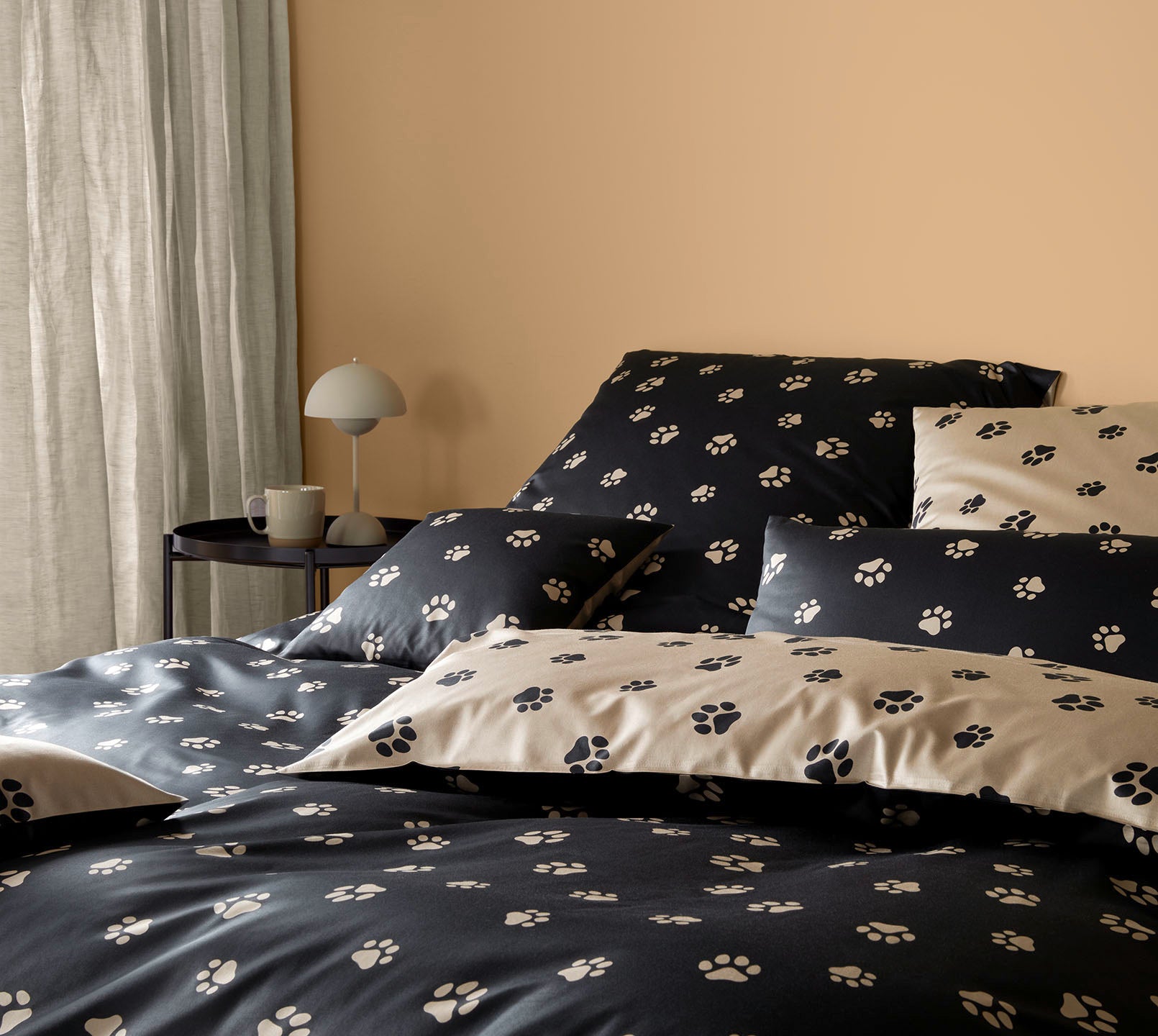 Satin Wende-Bettwäsche Paws in Schwarz-Beige Hundepfoten Schlafzimmer #farbe_Paws Schwarz-Beige