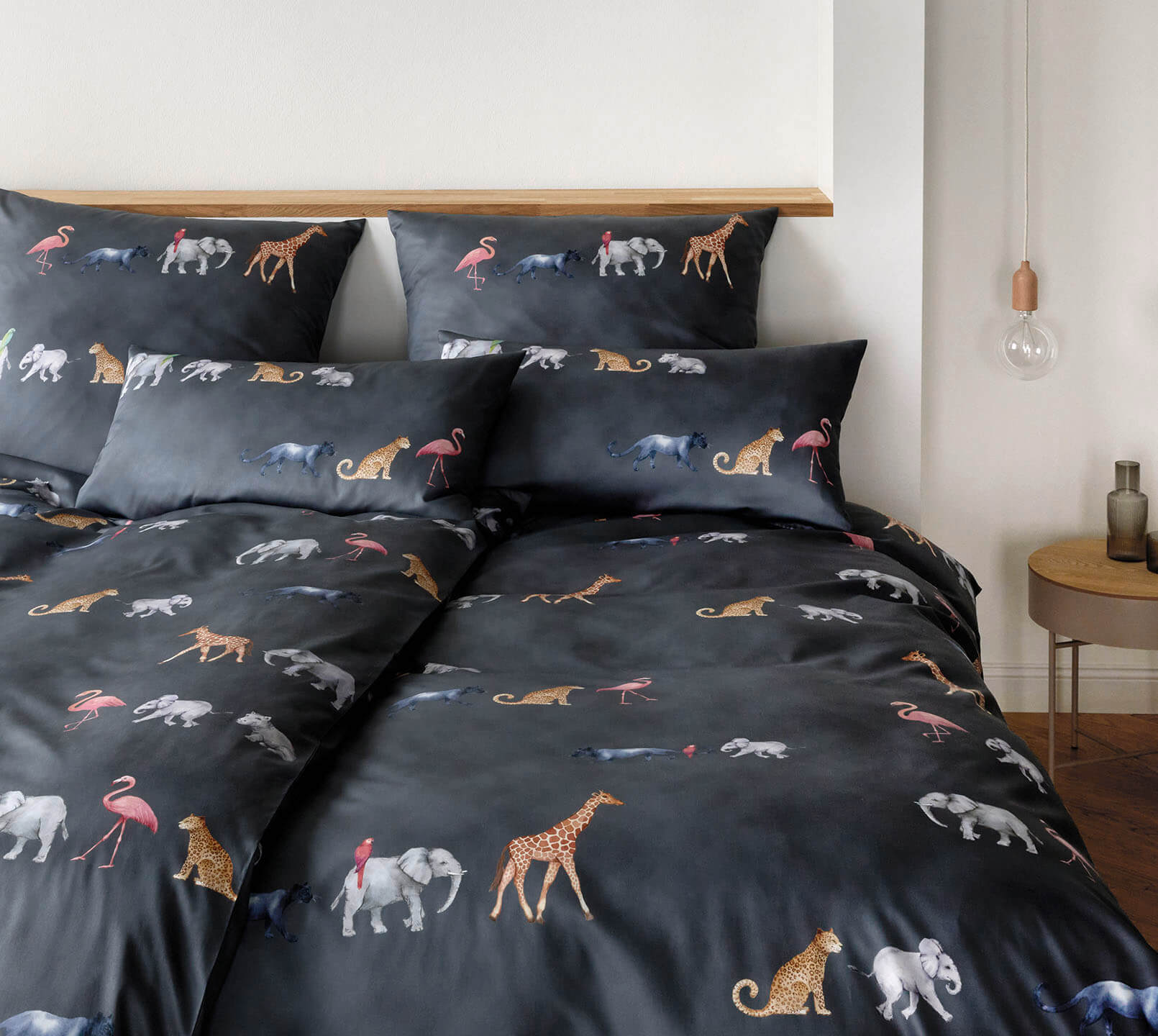 Seiden Satin Bettwäsche Parade in Mitternachtsblau Tiermotive Schlafzimmer #farbe_Parade Mitternachtsblau