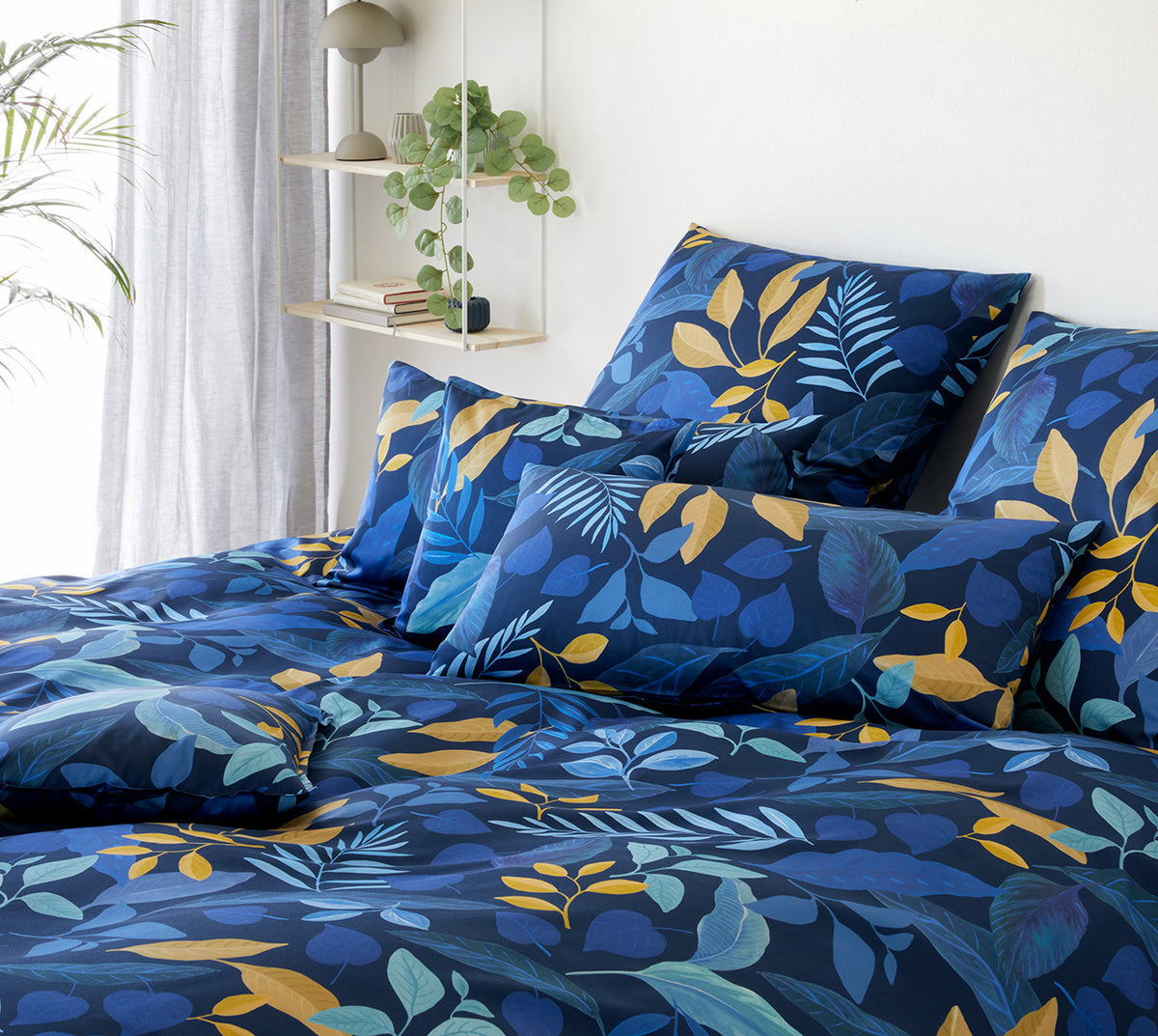 Seiden Satin Bettwäsche Phantasy in Blau Blätter Schlafzimmer #farbe_Phantasy Nachtblau Camel