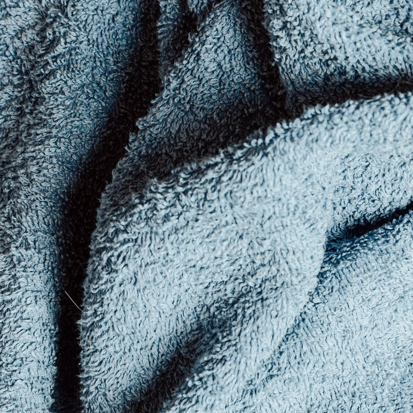 Blauer Stoff mit Peeling