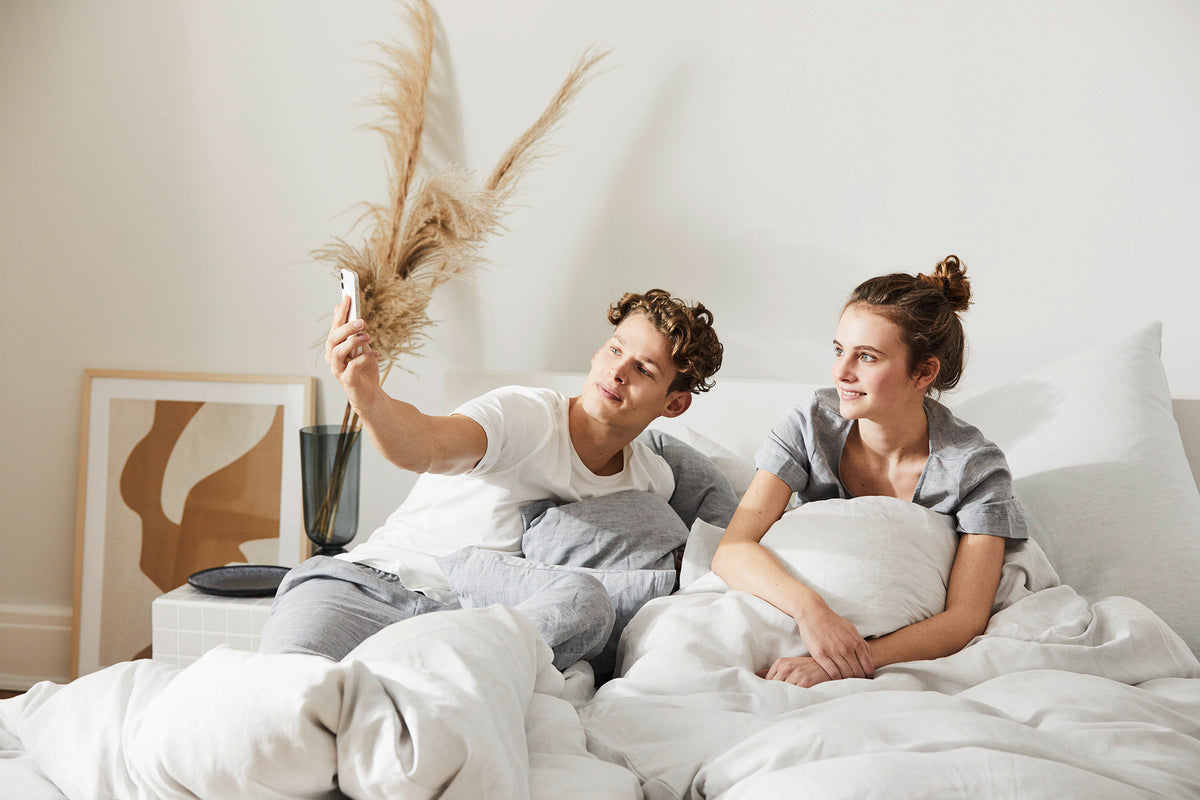 Schlafzimmer Halbleinen Bettwäsche Mann und Frau sitzen auf Bett