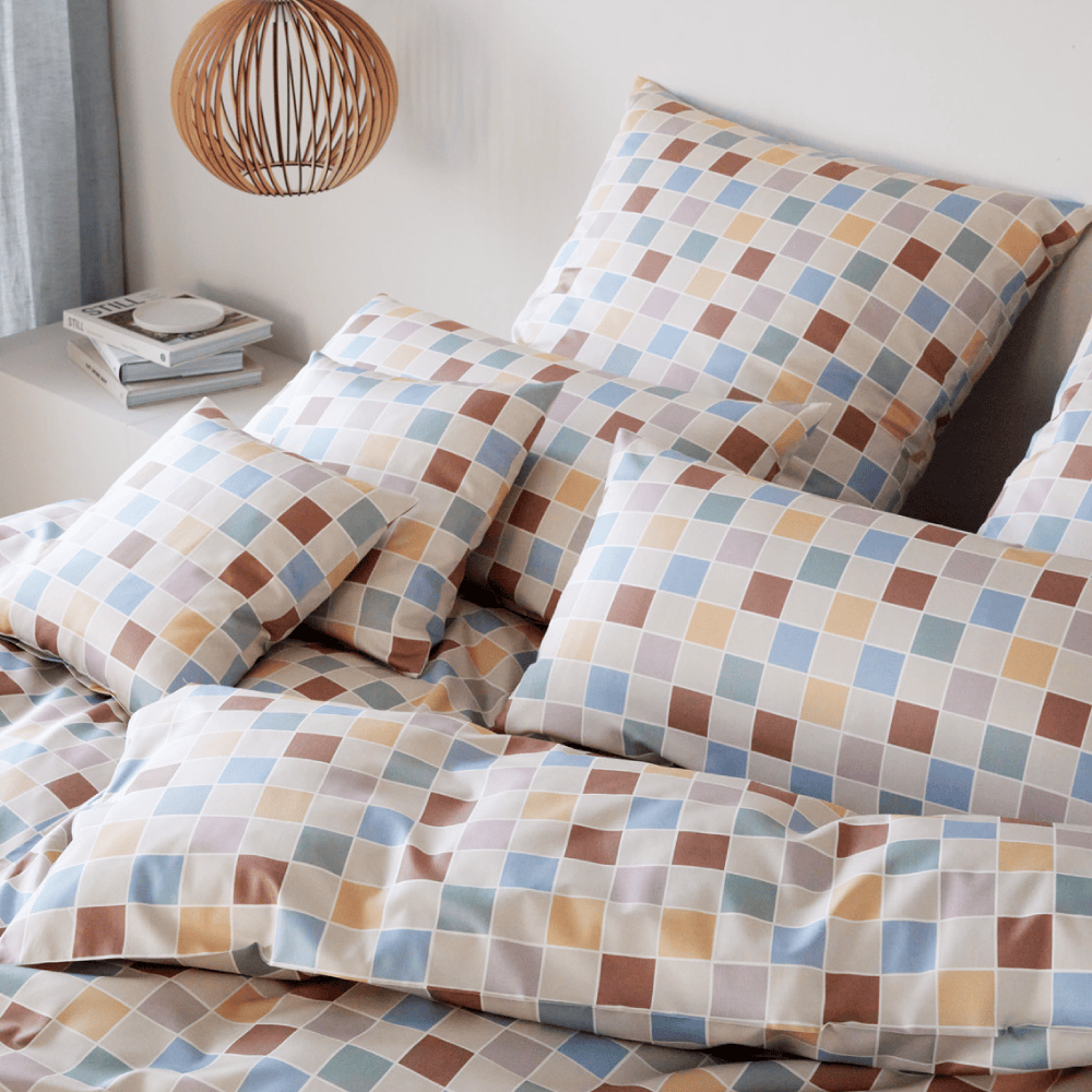 Satin Bettwäsche Scrabble Karo in Beige Schlafzimmer Mobilansicht