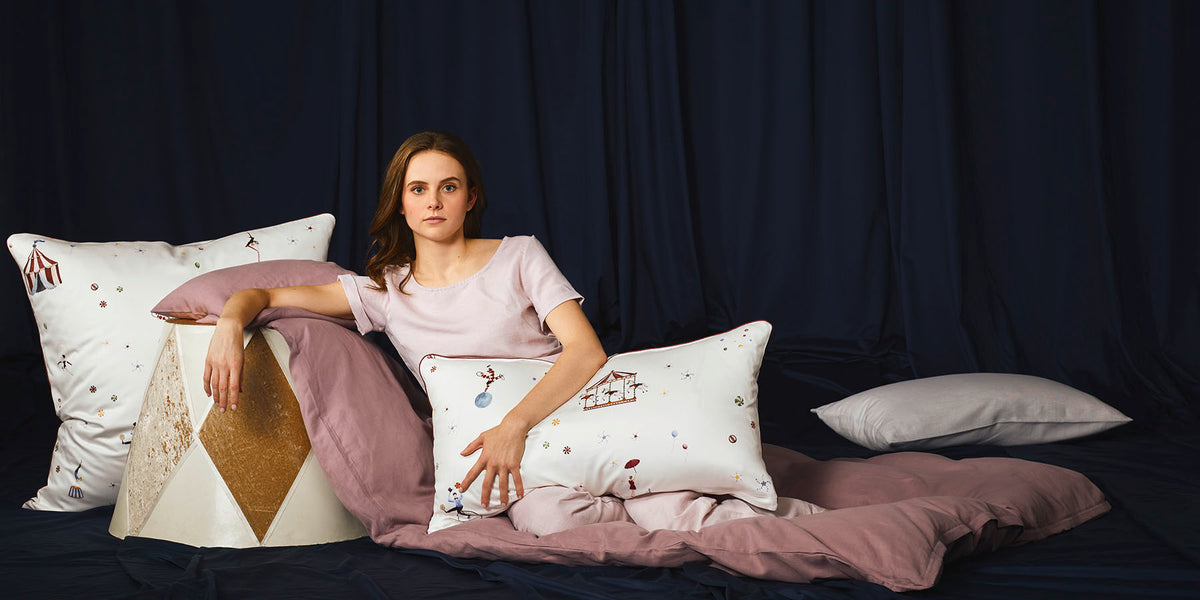 Bettwäsche Variete Weiß Breezee Rose mit Frau im Bett sitzend 