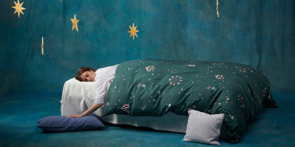 Bettwäsche Variete grün Satin Bettuch Kissen Frau im Bett liegend