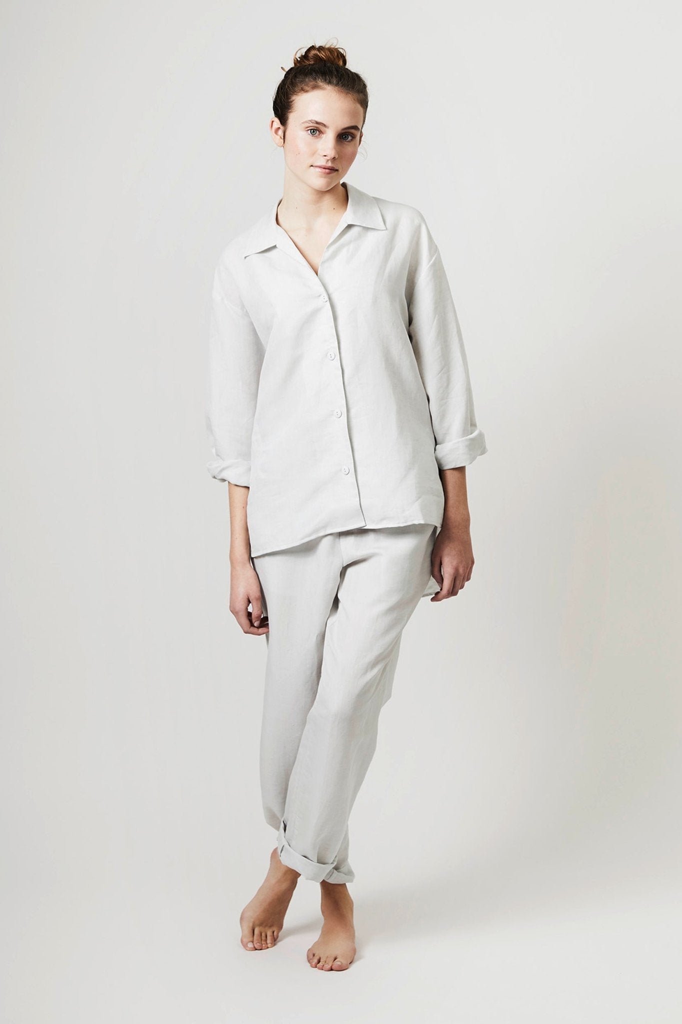 Halbleinen Homewear PJ Shirt in Kreide Model Bildausschnitt 2 #farbe_Kreide