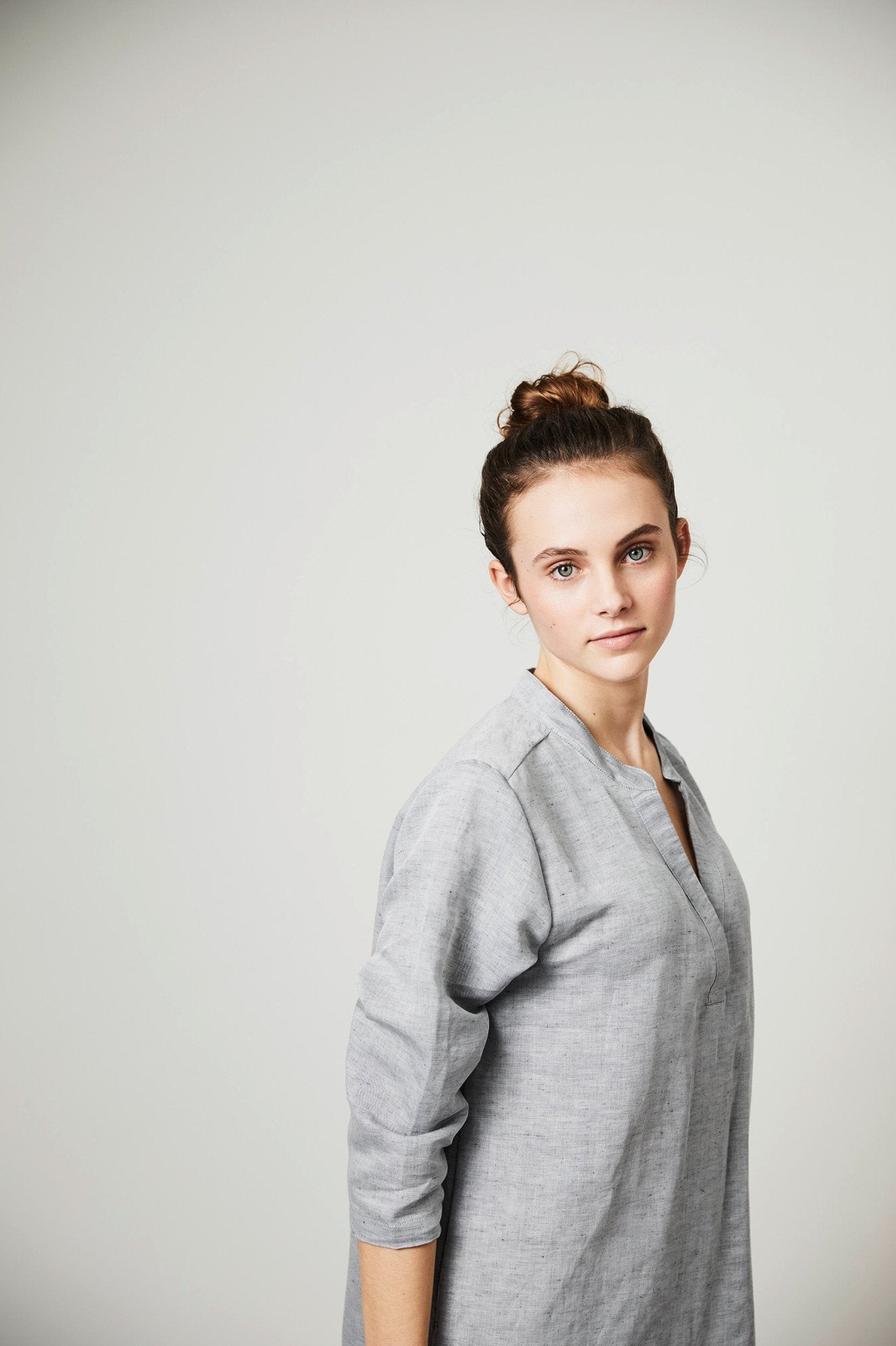 Halbleinen Homewear Tunika Nachthemd Dress in Dunkelgrau Model 3 #farbe_Dunkelgrau