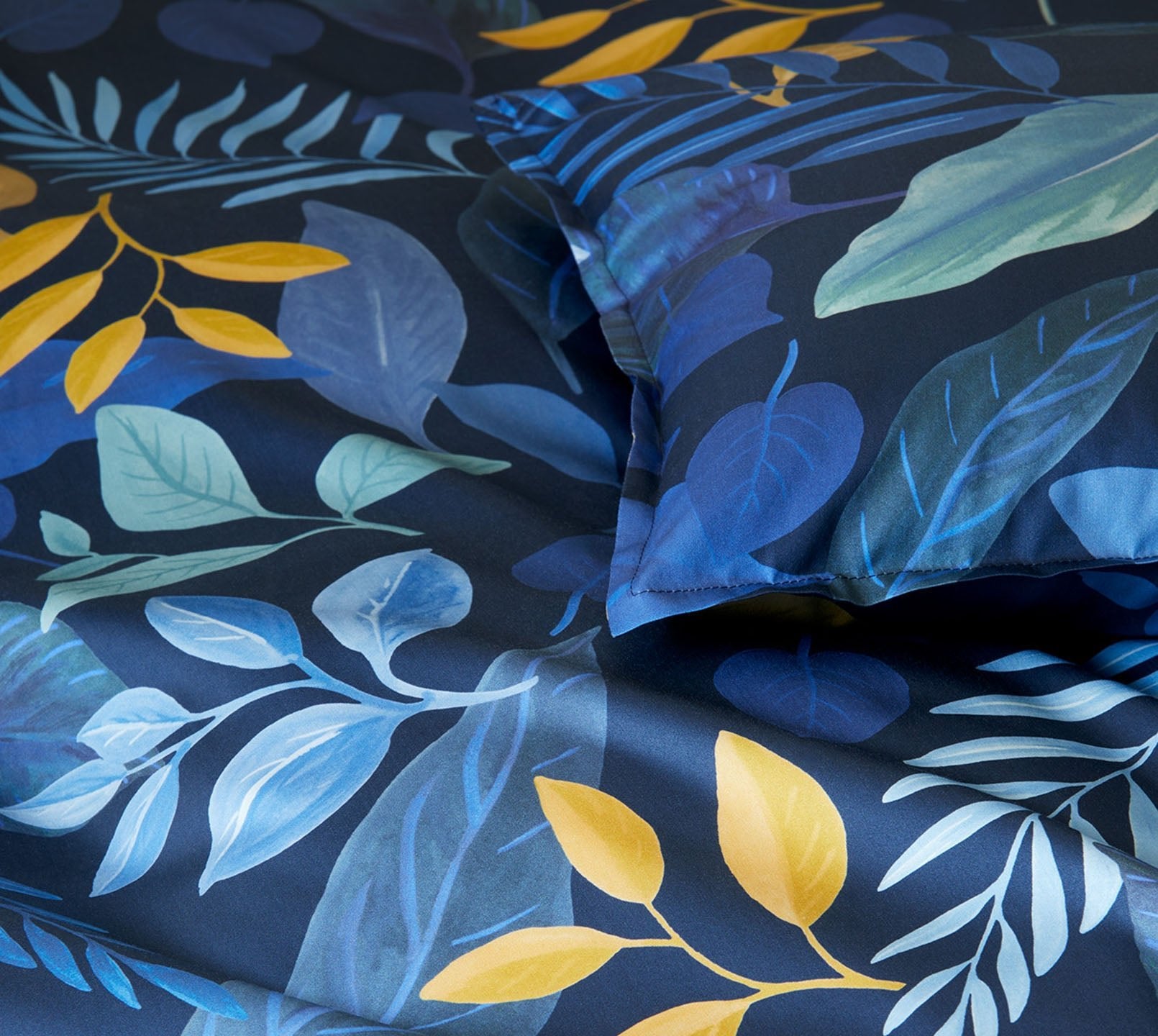 Seiden Satin Bettwäsche Phantasy in Blau Blätter Stoff #farbe_Phantasy Nachtblau Camel